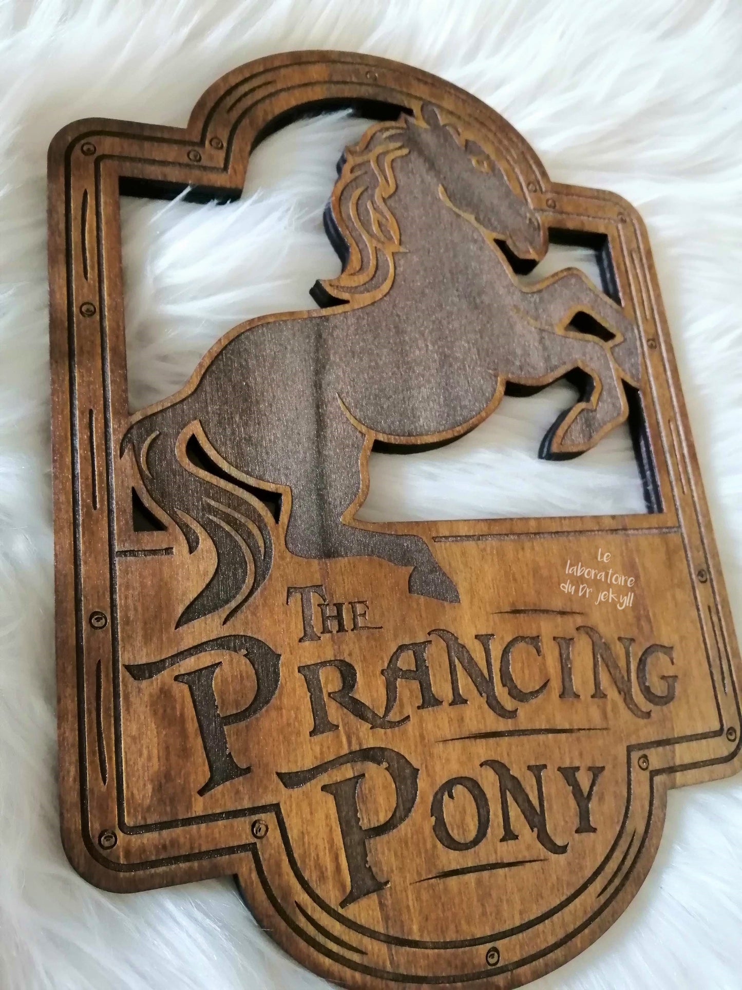 🐴 Le Poney Fringant – Gravure Artisanale en Bois, Décoration Unique et Originale