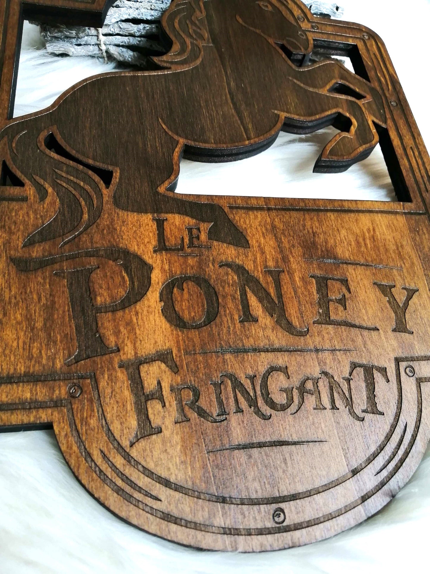 🐴 Le Poney Fringant – Gravure Artisanale en Bois, Décoration Unique et Originale