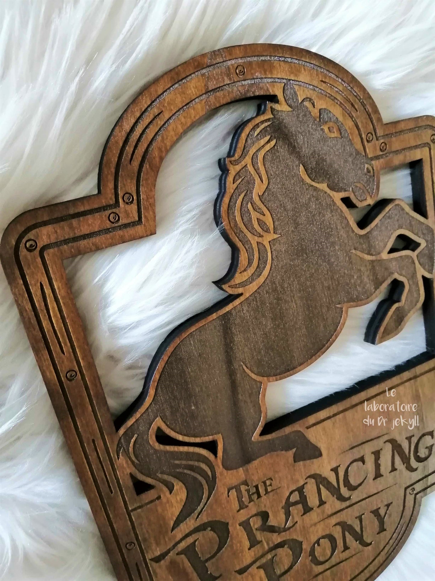 🐴 Le Poney Fringant – Gravure Artisanale en Bois, Décoration Unique et Originale
