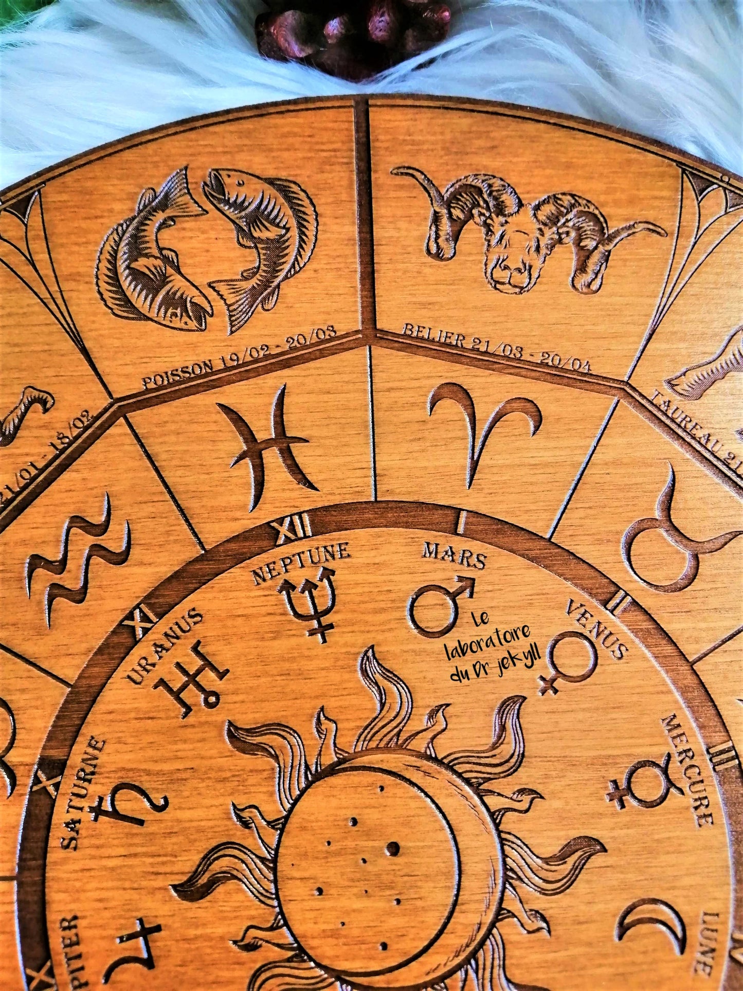 ♑ Roue du Zodiaque – Gravure Artisanale en Bois, Décoration Spirituelle et Astrologique Unique