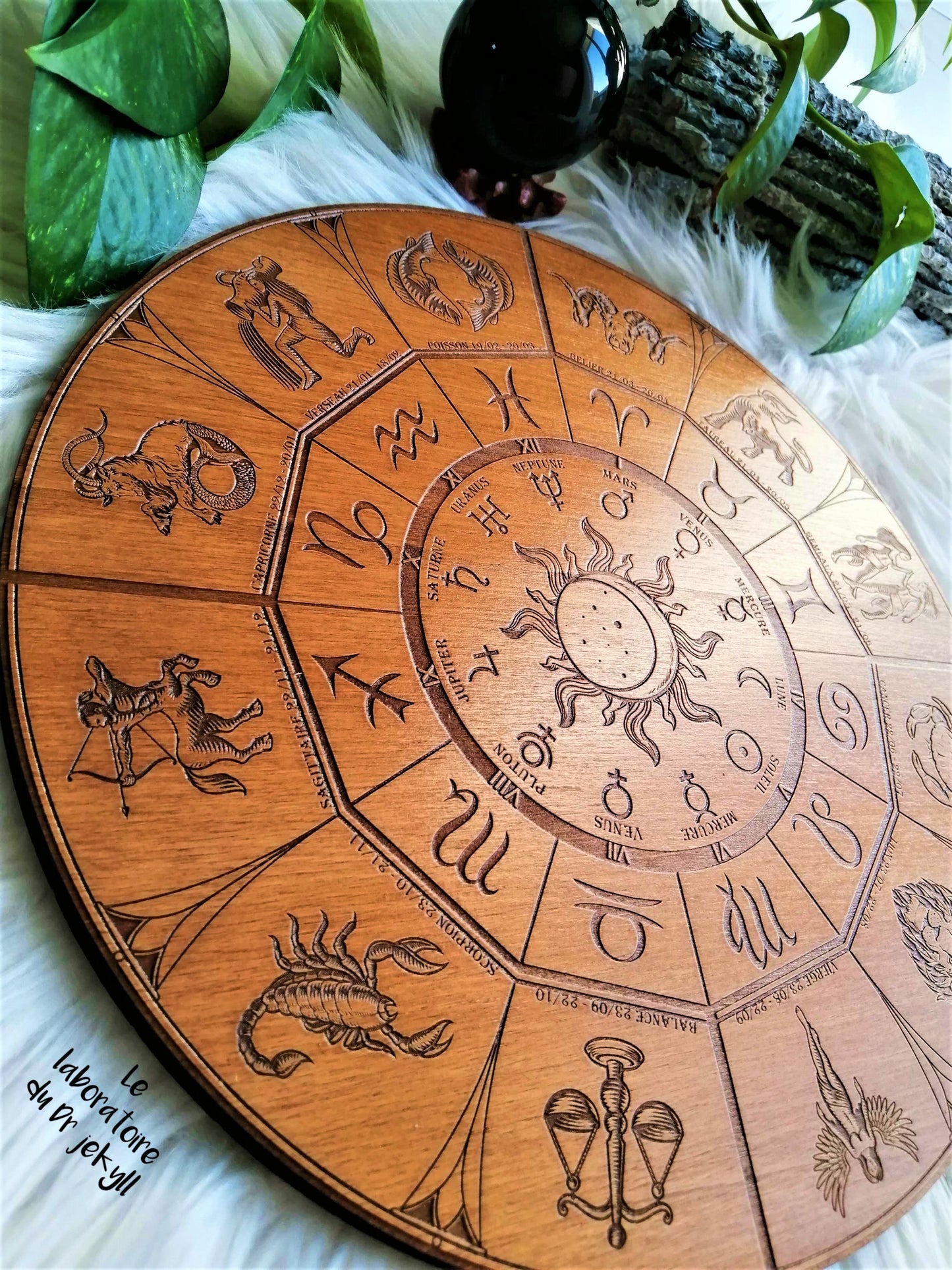 ♑ Roue du Zodiaque – Gravure Artisanale en Bois, Décoration Spirituelle et Astrologique Unique