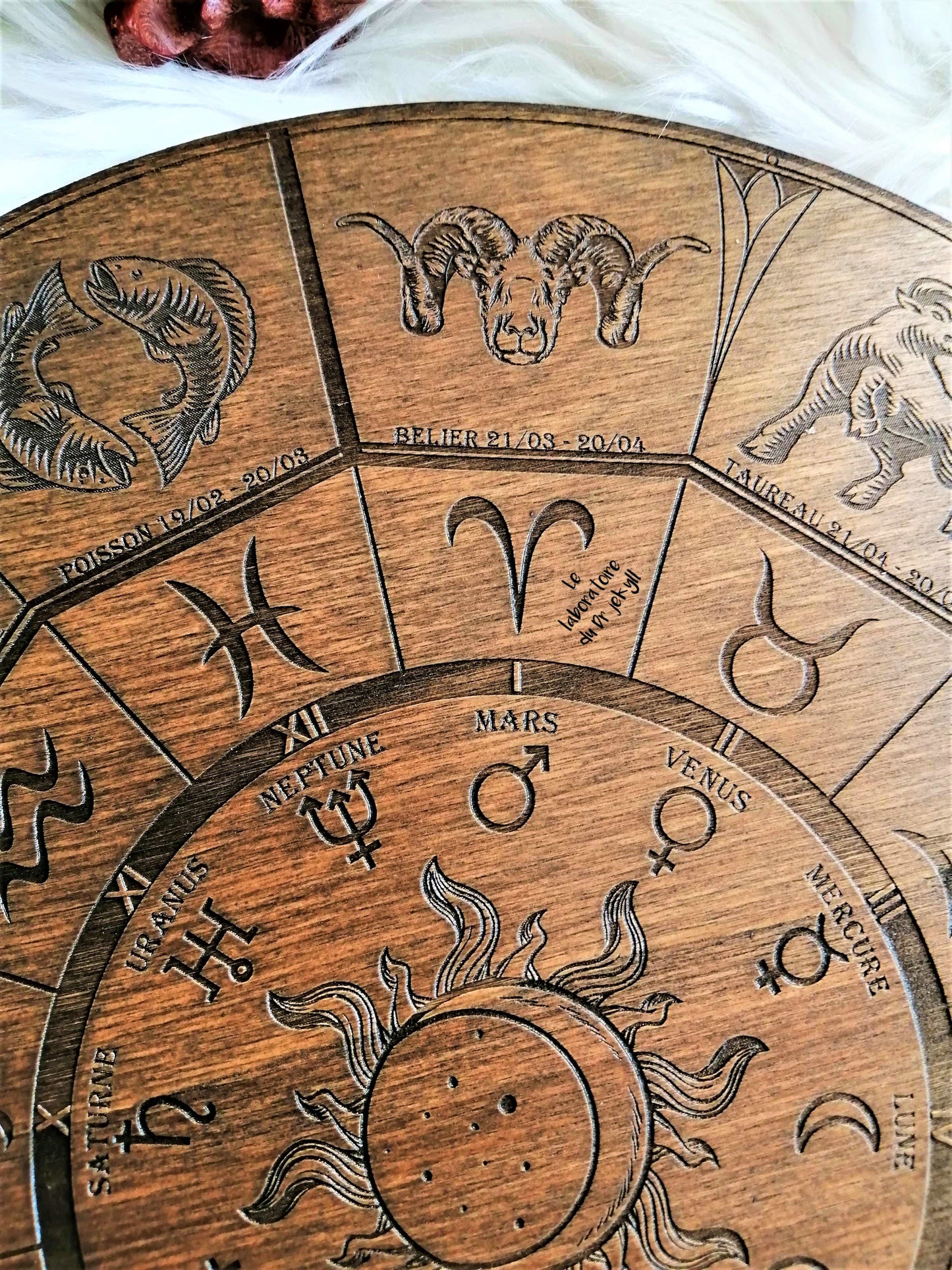♑ Roue du Zodiaque – Gravure Artisanale en Bois, Décoration Spirituelle et Astrologique Unique