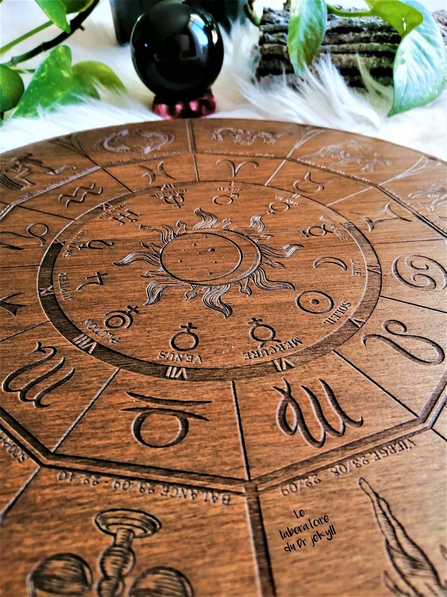 ♑ Roue du Zodiaque – Gravure Artisanale en Bois, Décoration Spirituelle et Astrologique Unique