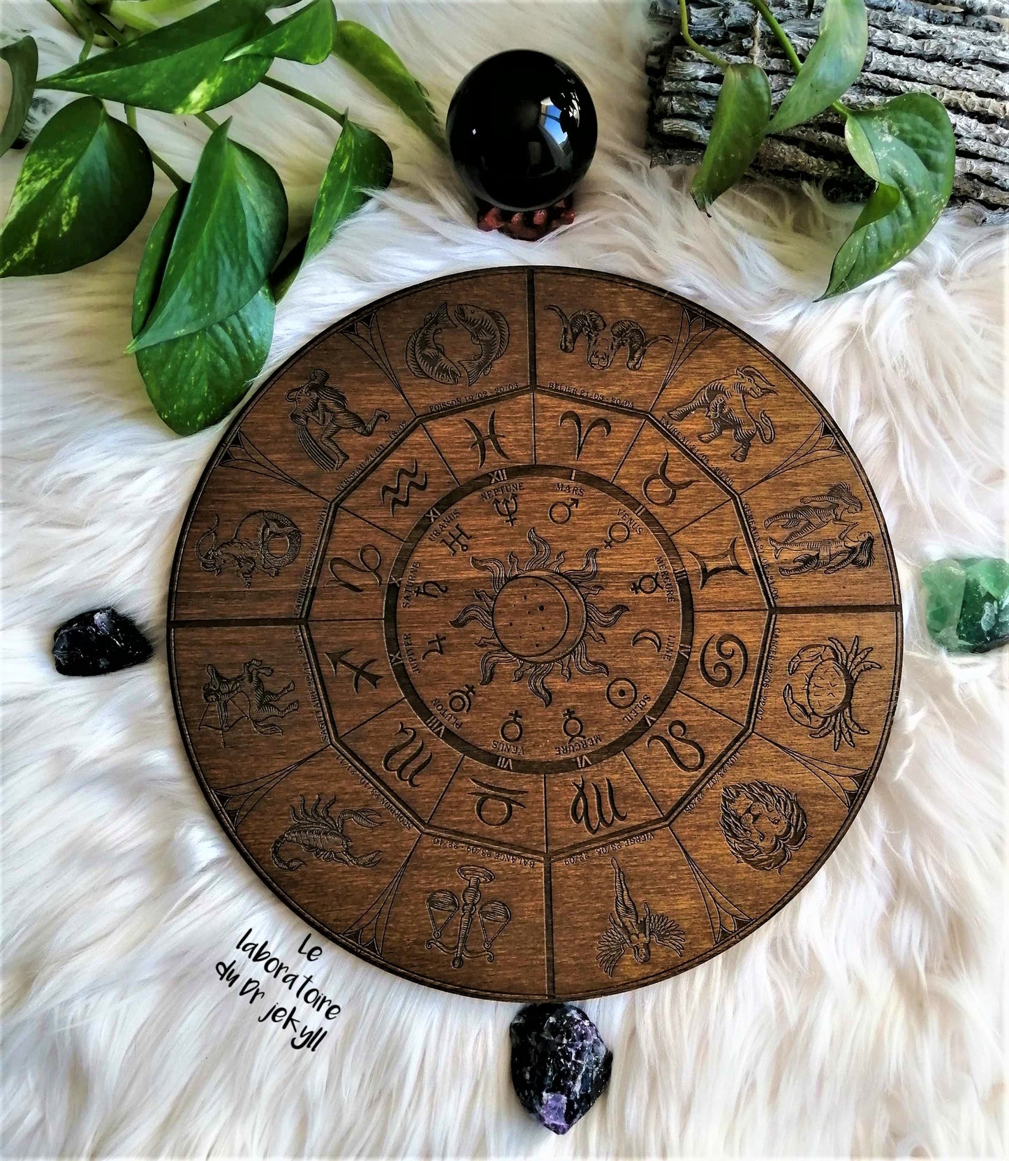 ♑ Roue du Zodiaque – Gravure Artisanale en Bois, Décoration Spirituelle et Astrologique Unique