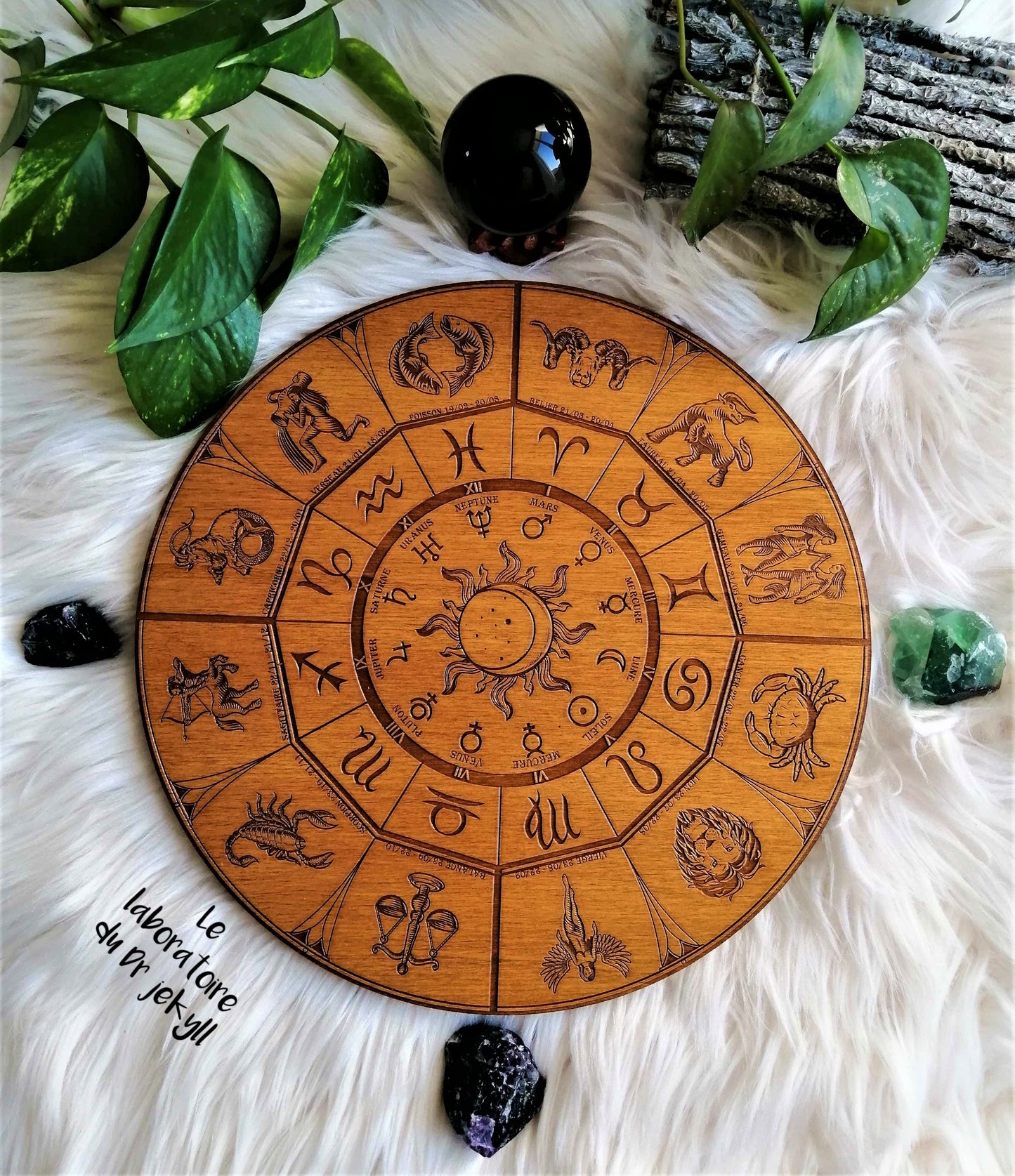 ♑ Roue du Zodiaque – Gravure Artisanale en Bois, Décoration Spirituelle et Astrologique Unique