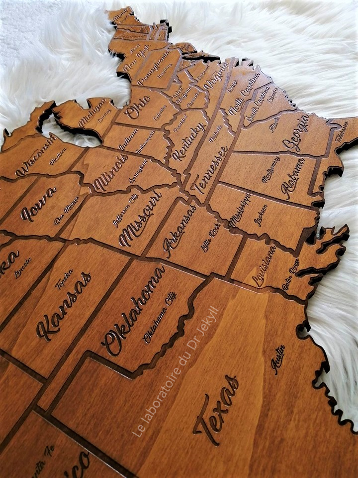 Carte des USA en Bois Gravée - Décoration Artisanale Unique, 59x37 cm - Accessoire Élégant pour Votre Intérieur