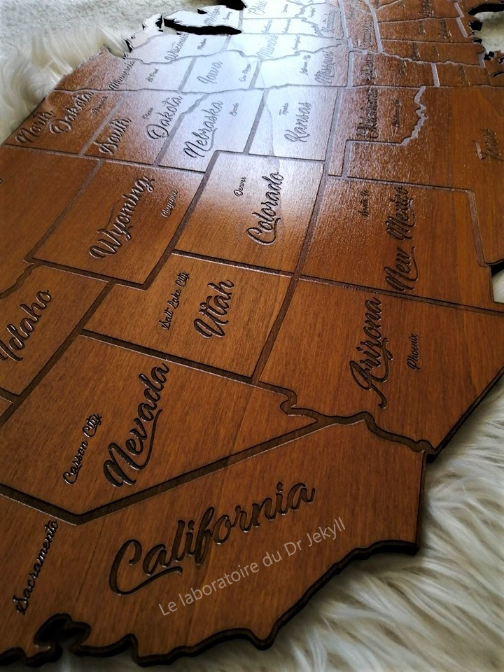 Carte des USA en Bois Gravée - Décoration Artisanale Unique, 59x37 cm - Accessoire Élégant pour Votre Intérieur