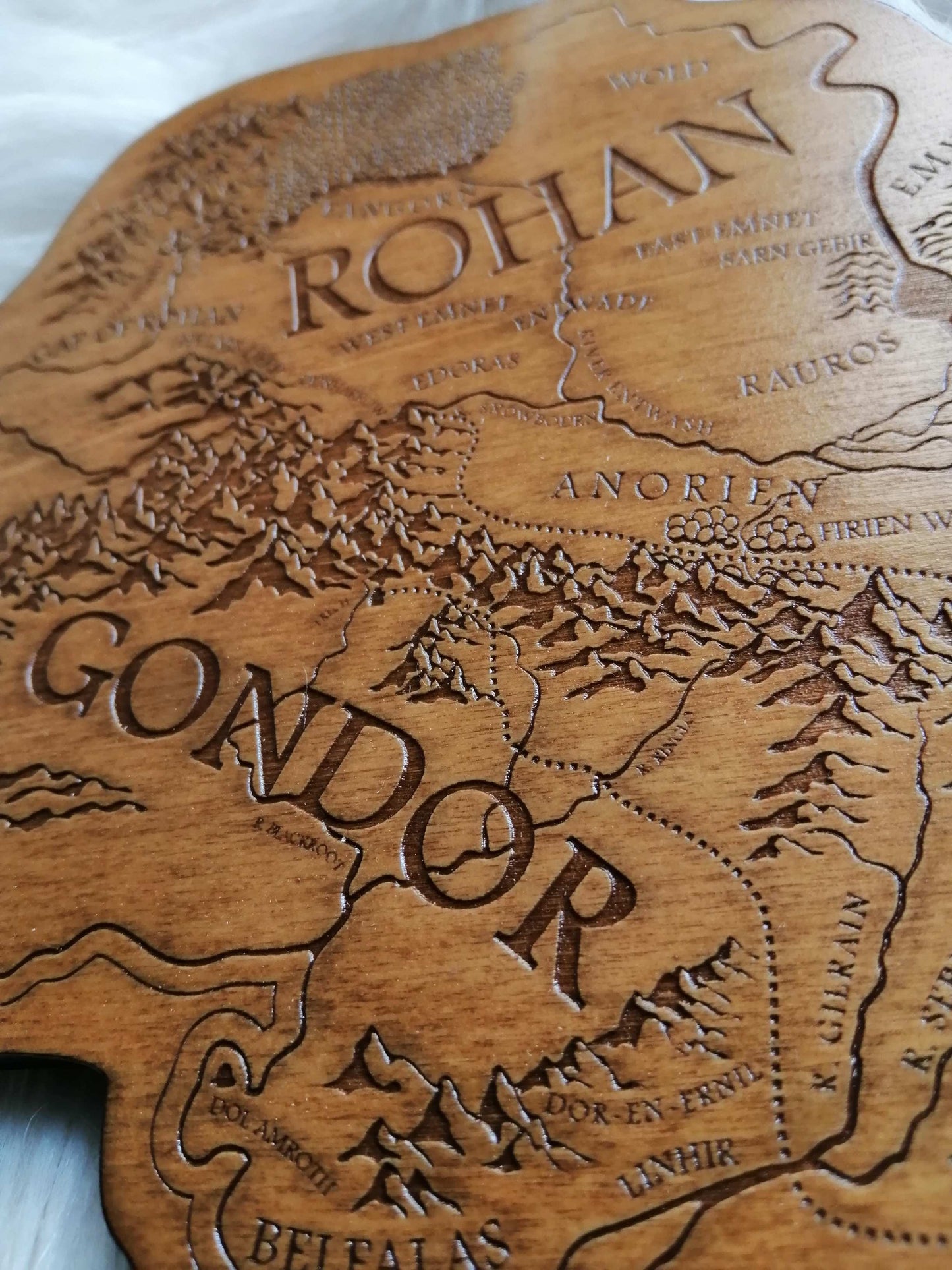 🗺️ Carte Gravée en Bois d’un Univers Fantastique – Décoration Artisanale Épique