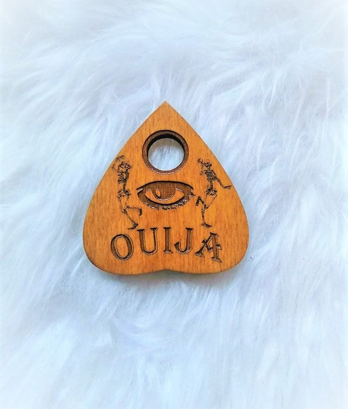 Goutte Ouija, un accessoire mystique unique pour compléter votre collection. Fabriquée avec soin et un savoir-faire artisanal, cette goutte est un ajout idéal pour vos séances de divination ou pour la décoration spirituelle. Profitez de la livraison offerte sur ce produit mystique, parfait pour les passionnés d'arts occultes