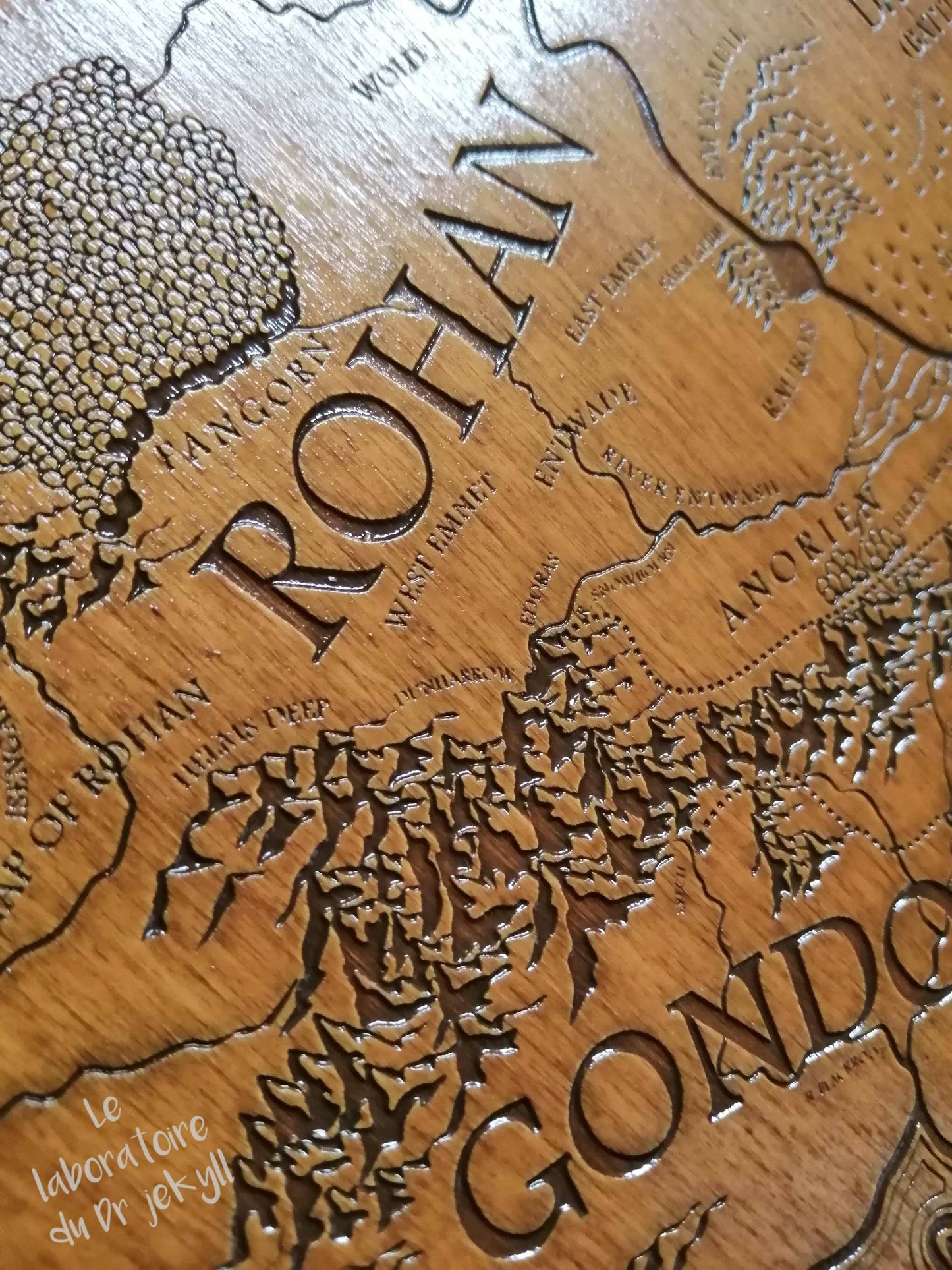 🗺️ Carte Gravée en Bois d’un Monde de Fantasy – Décoration Artisanale Unique