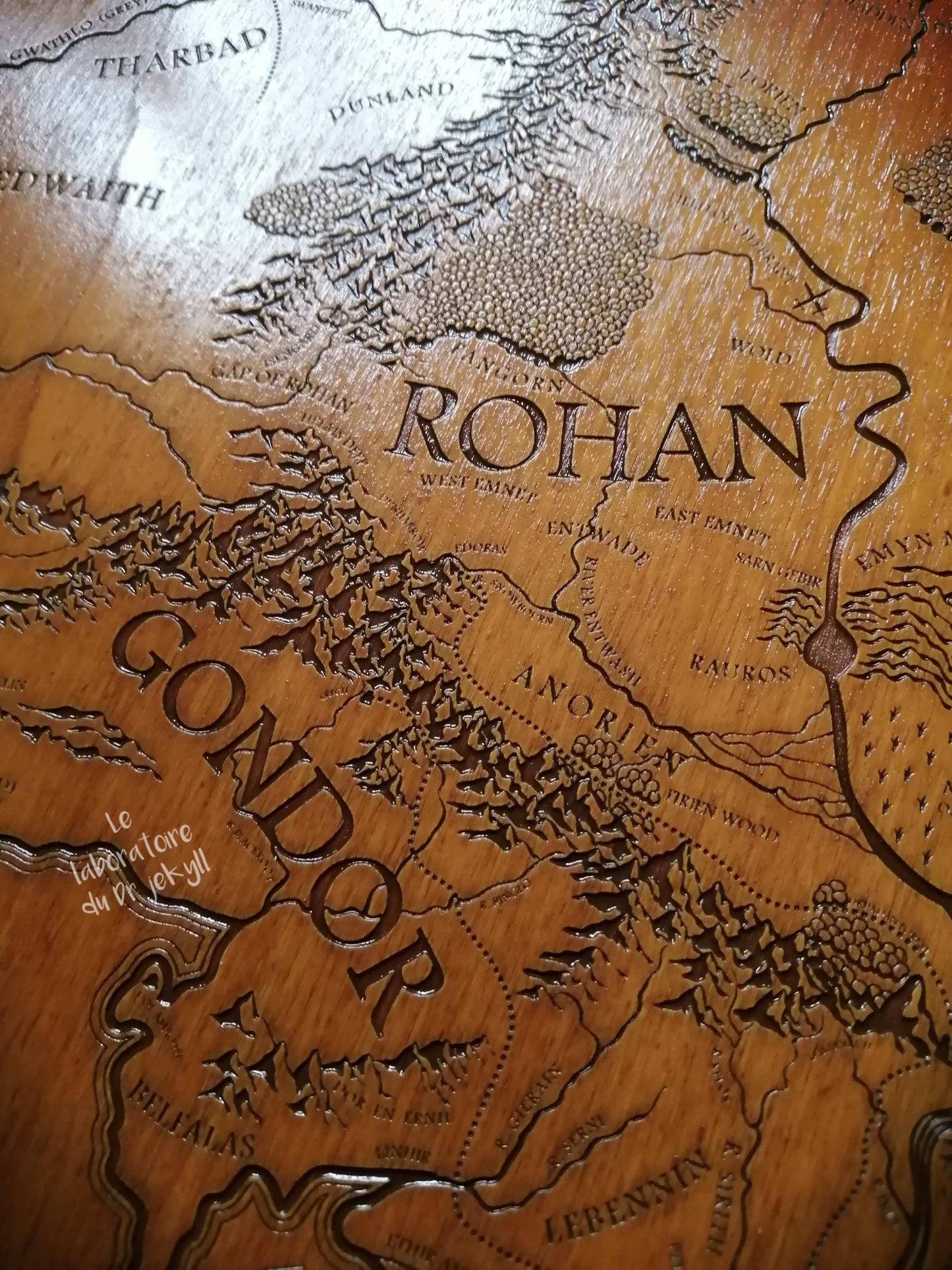 🗺️ Carte Gravée en Bois d’un Monde de Fantasy – Décoration Artisanale Unique