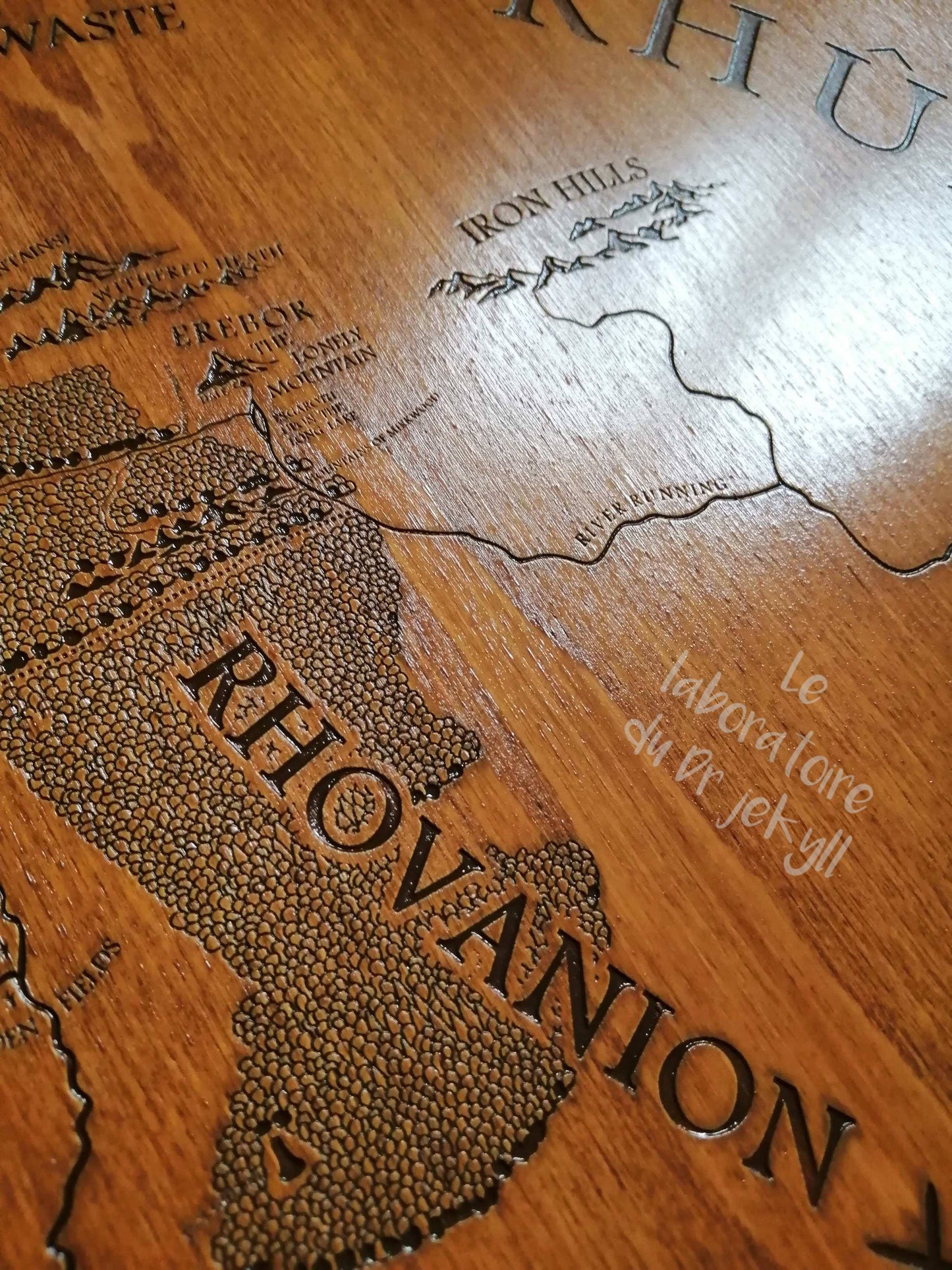 🗺️ Carte Gravée en Bois d’un Monde de Fantasy – Décoration Artisanale Unique