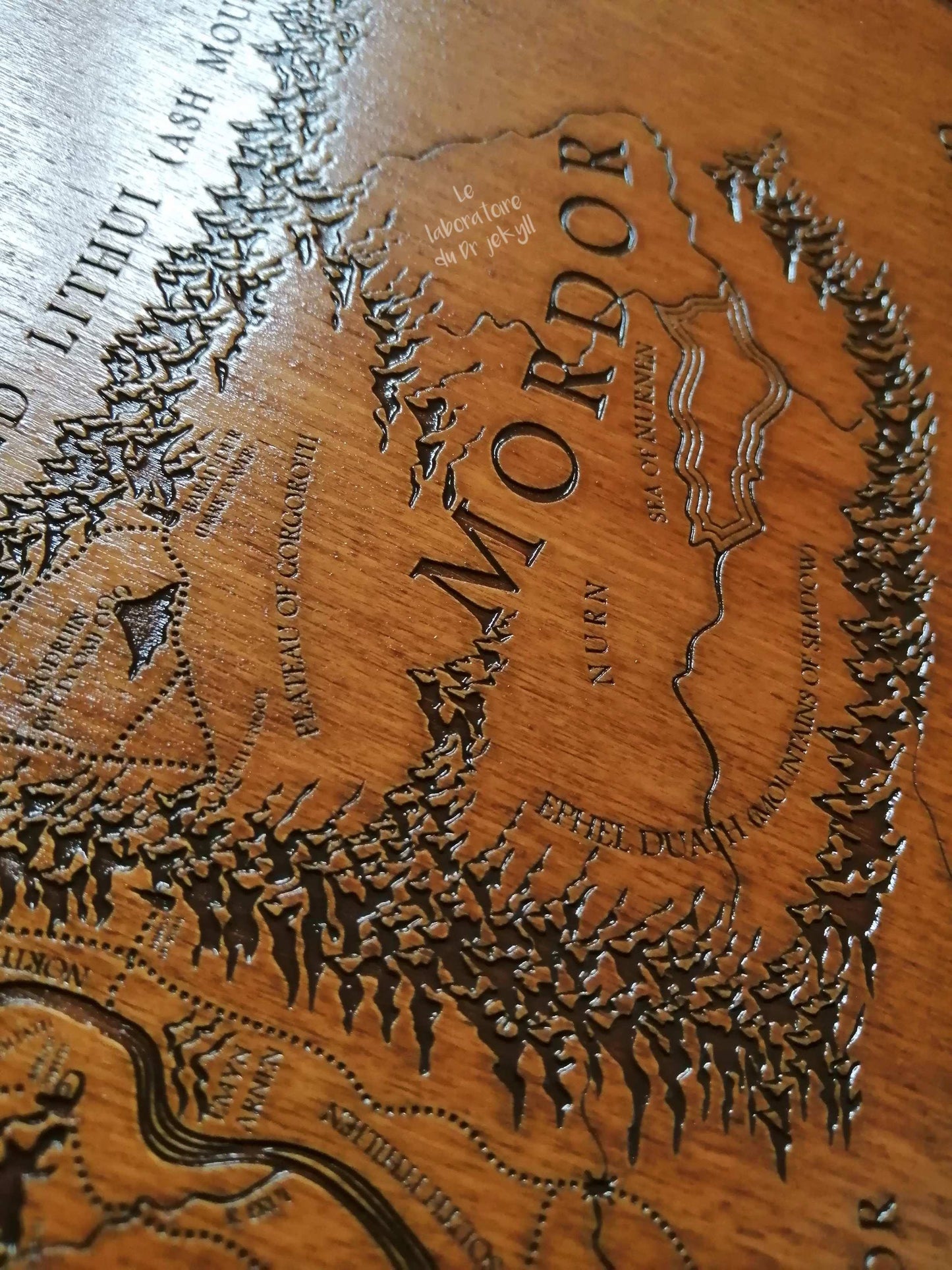 🗺️ Carte Gravée en Bois d’un Monde de Fantasy – Décoration Artisanale Unique
