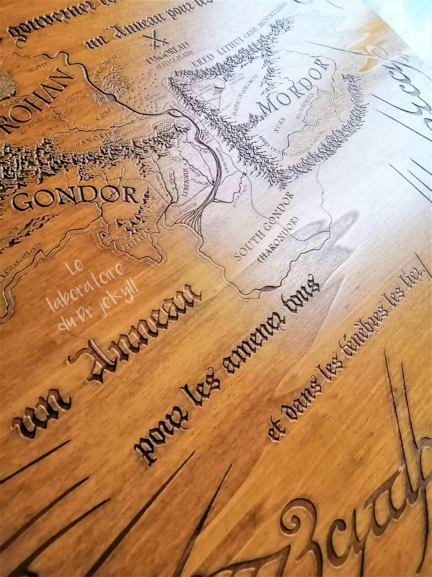 🗺️ Carte de l’Anneau Gravée en Bois – Décoration Artisanale de Fantasy Épique- Décoration Unique