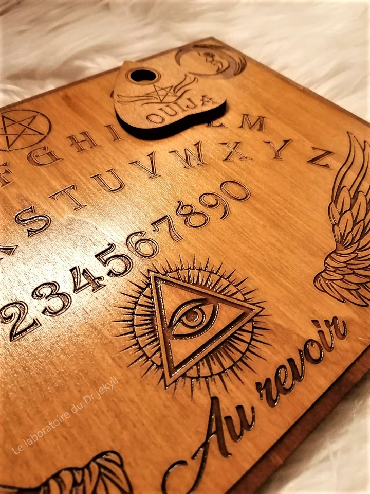 Ambiance de séance de spiritisme avec la planche Ouija blanche en bois gravé