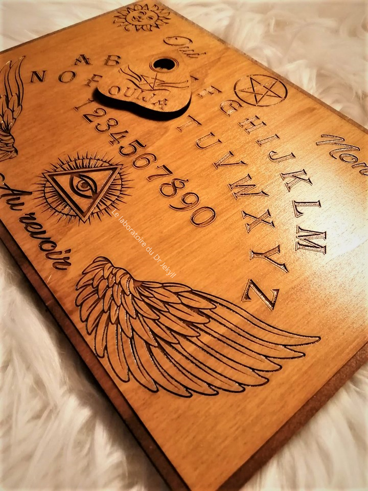 Planche Ouija blanche en bois utilisée comme décoration intérieure ésotérique