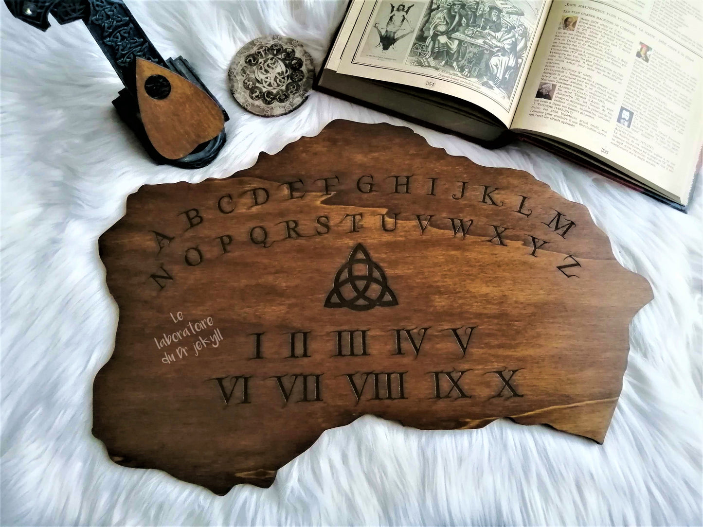 Planche Ouija Charmed en bois gravé – Accessoire ésotérique pour spiritisme et décoration mystique. Inspiré de la série culte Charmed.