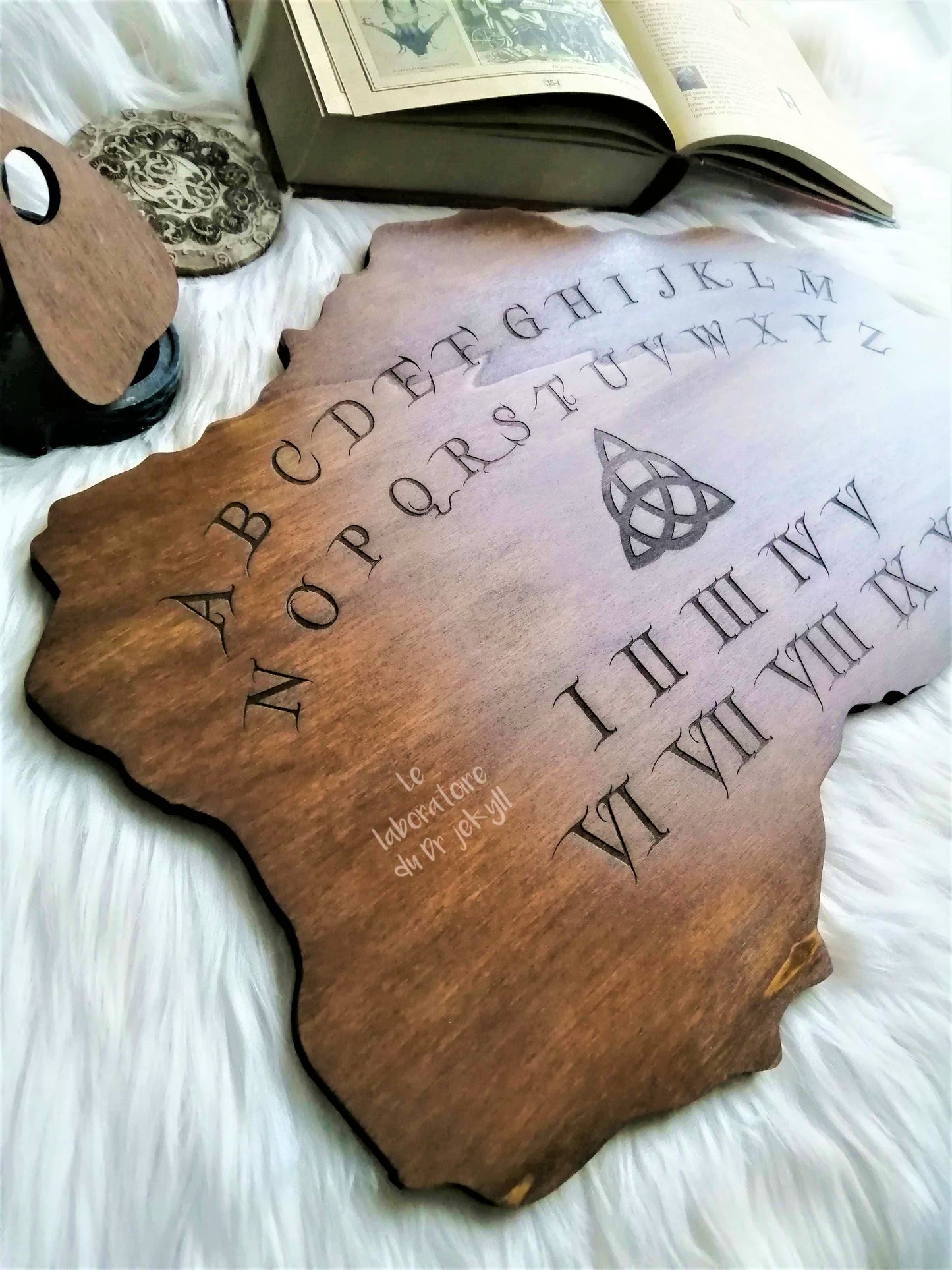 Planche Ouija Charmed en bois gravé – Accessoire ésotérique pour spiritisme et décoration mystique. Inspiré de la série culte Charmed