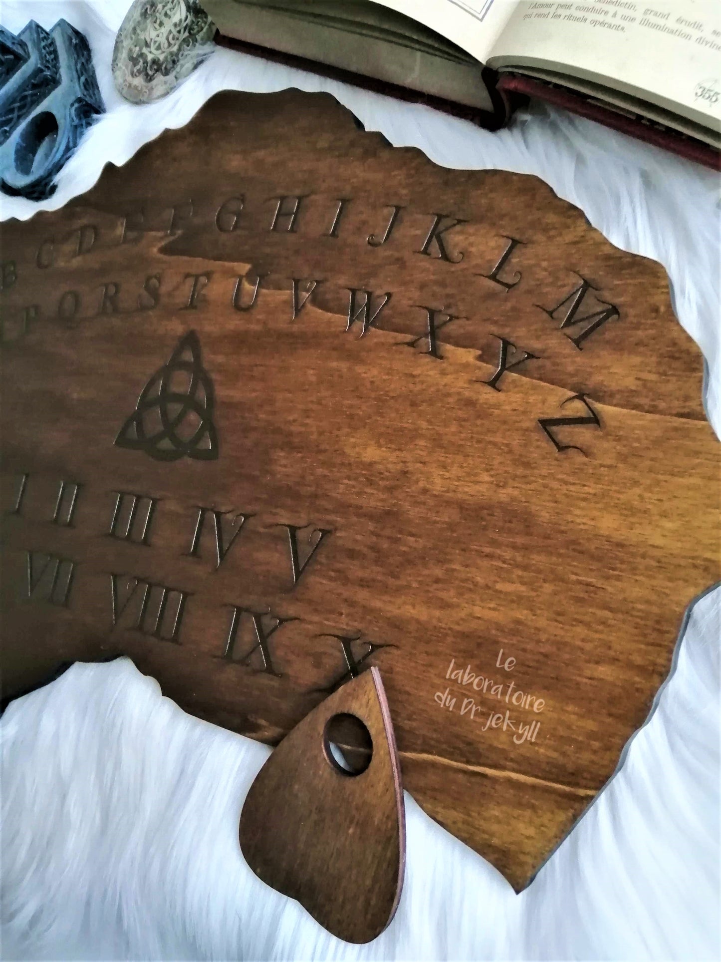 Planche Ouija Charmed utilisée comme décoration intérieure mystique – Ajoute une touche ésotérique à votre espace