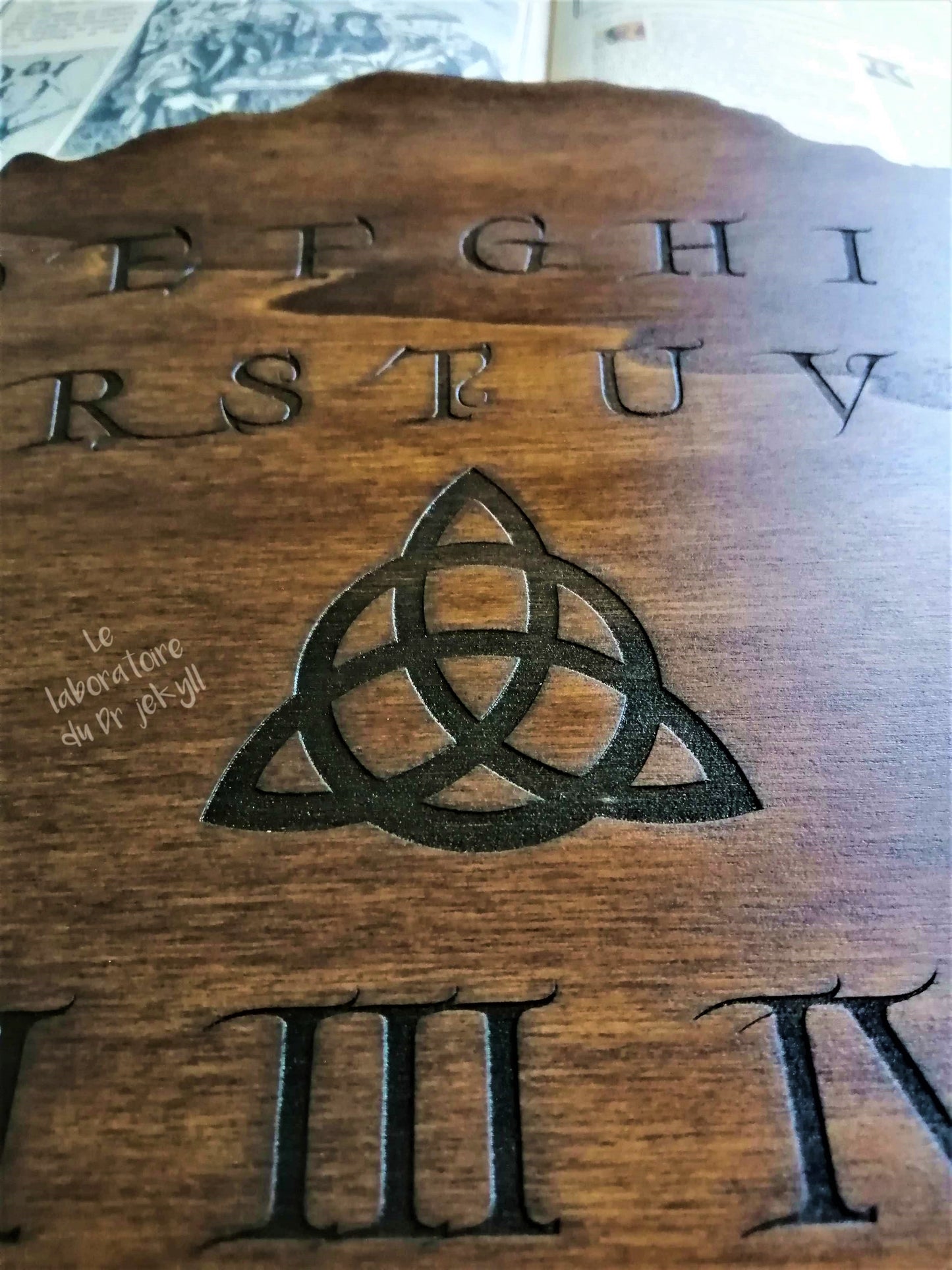 Planche Ouija Charmed en bois gravé de dimensions 49x33x1 cm – Idéale pour les amateurs d'arts occultes