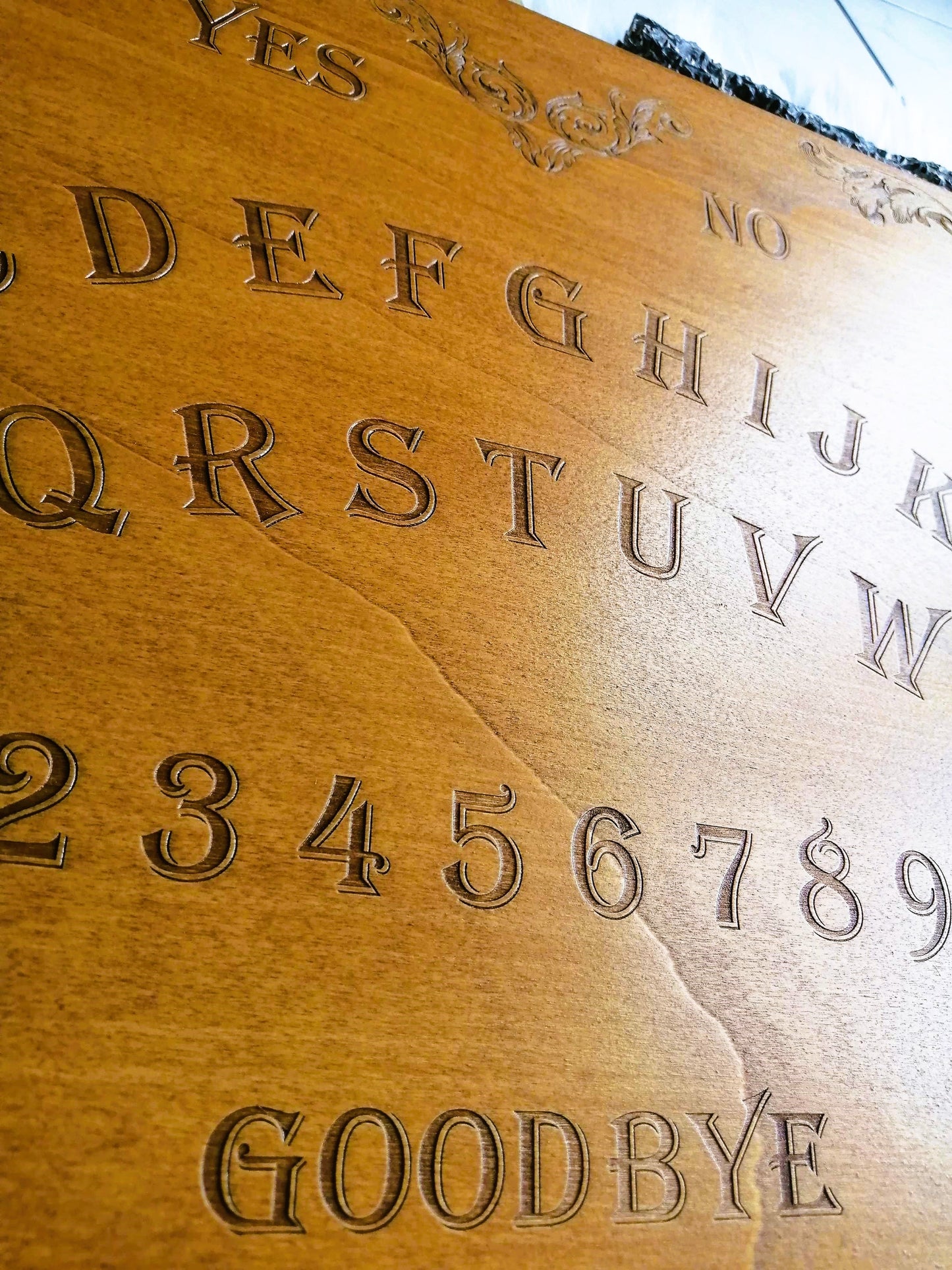 Ambiance de séance de spiritisme avec la planche Ouija La Baroque en bois gravé