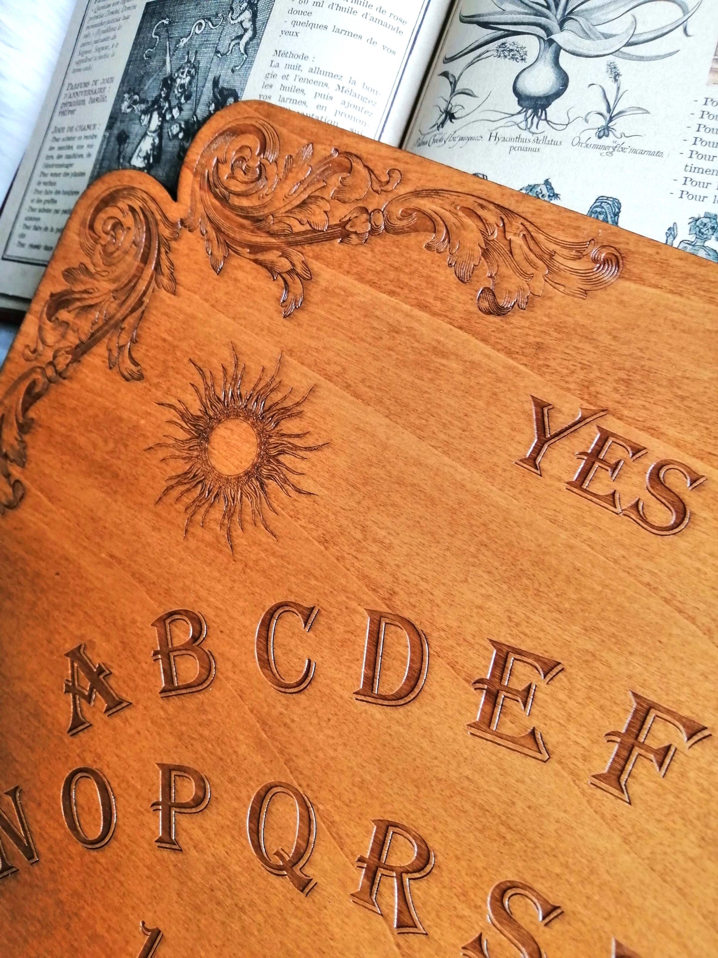 Détail de la gravure artisanale sur la planche Ouija La Baroque – Finition soignée en bois de qualité