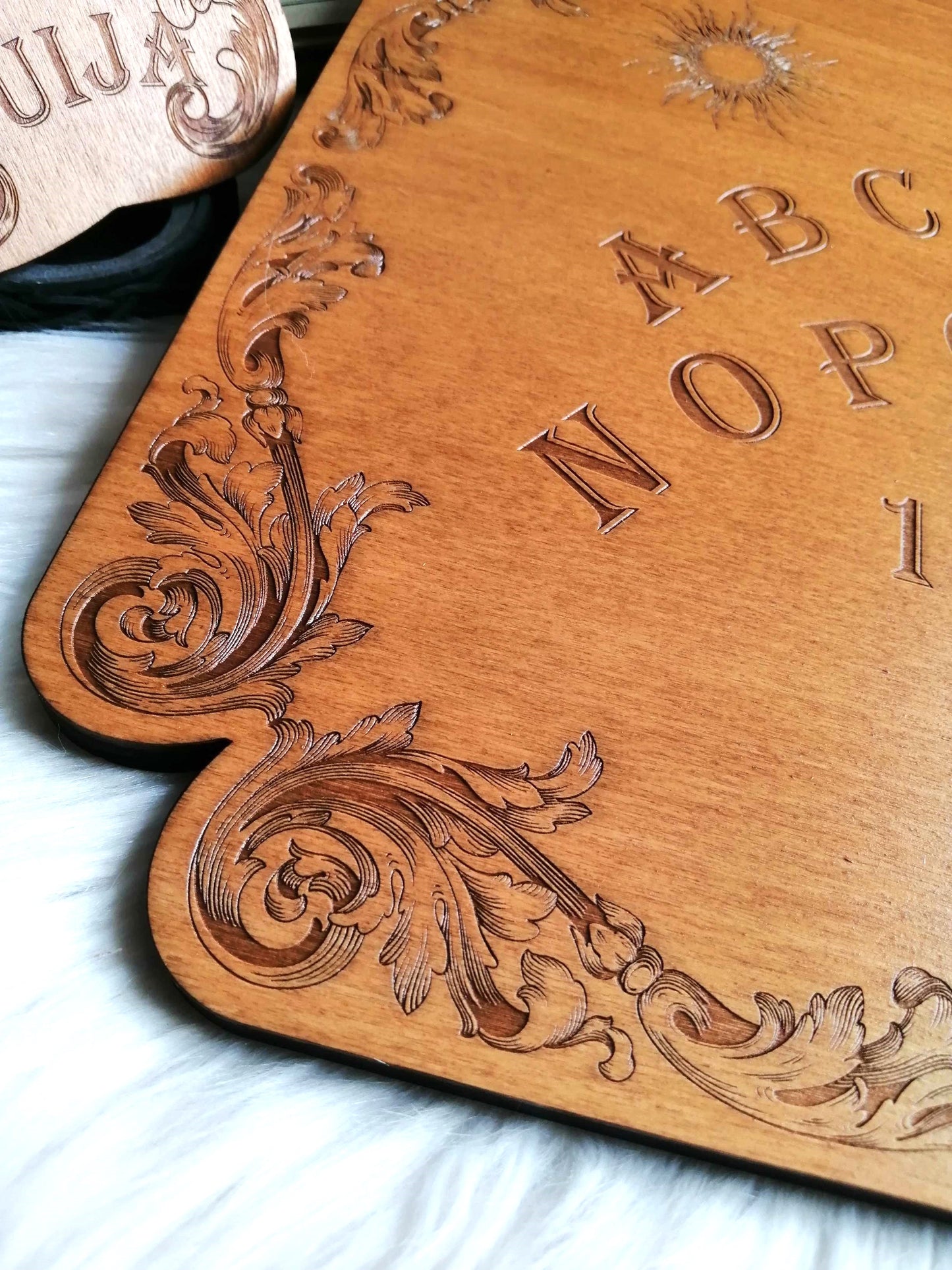 Planche Ouija La Baroque en bois gravé de dimensions 49x33x1 cm – Idéale pour les amateurs d'arts occultes