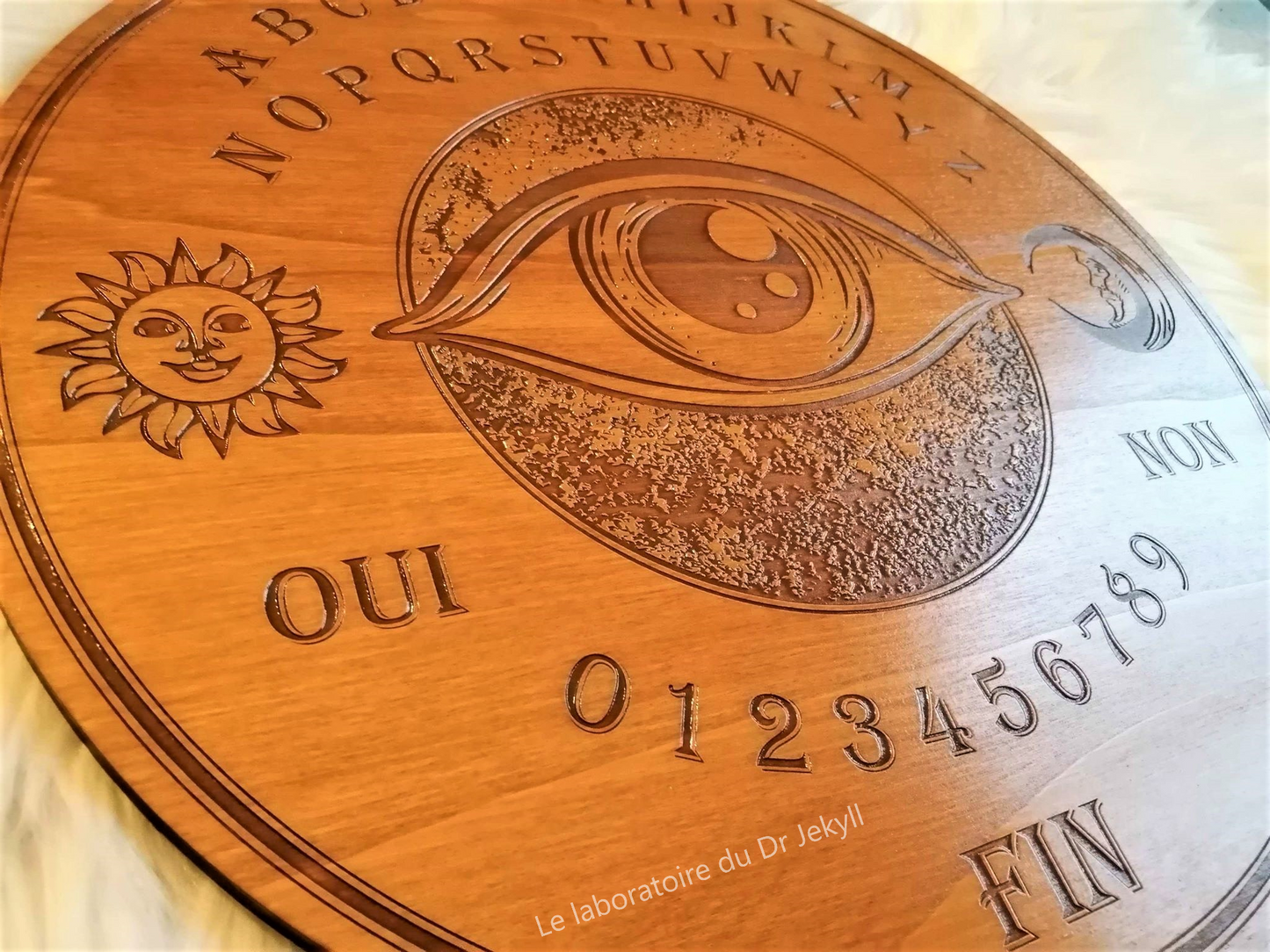 Planche Ouija 'Watch Me' artisanale, fabriquée à la main avec du bois de qualité supérieure (40 cm x 1 cm). Chaque pièce est unique, fusionnant mysticisme et artisanat français. Idéale pour les séances de divination, le spiritisme ou comme élément de décoration mystique dans votre intérieur. Personnalisation disponible avant l'achat. Un objet mystique parfait pour les passionnés d'arts occultes et de spiritualité.