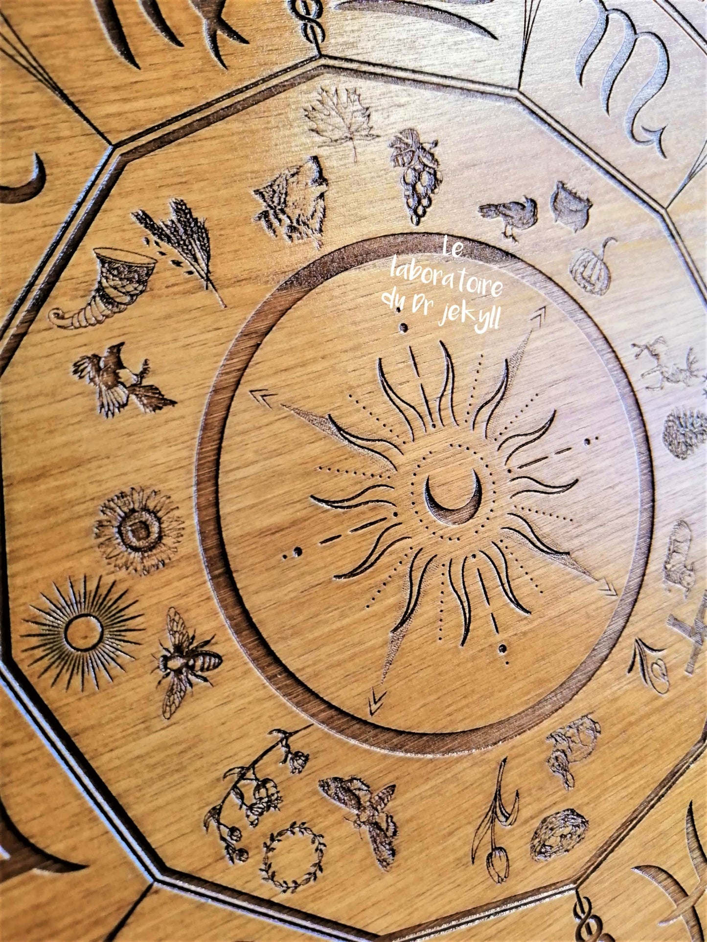 🌿 Roue de l'Année – Gravure Artisanale en Bois, Décoration Spirituelle et Ésotérique