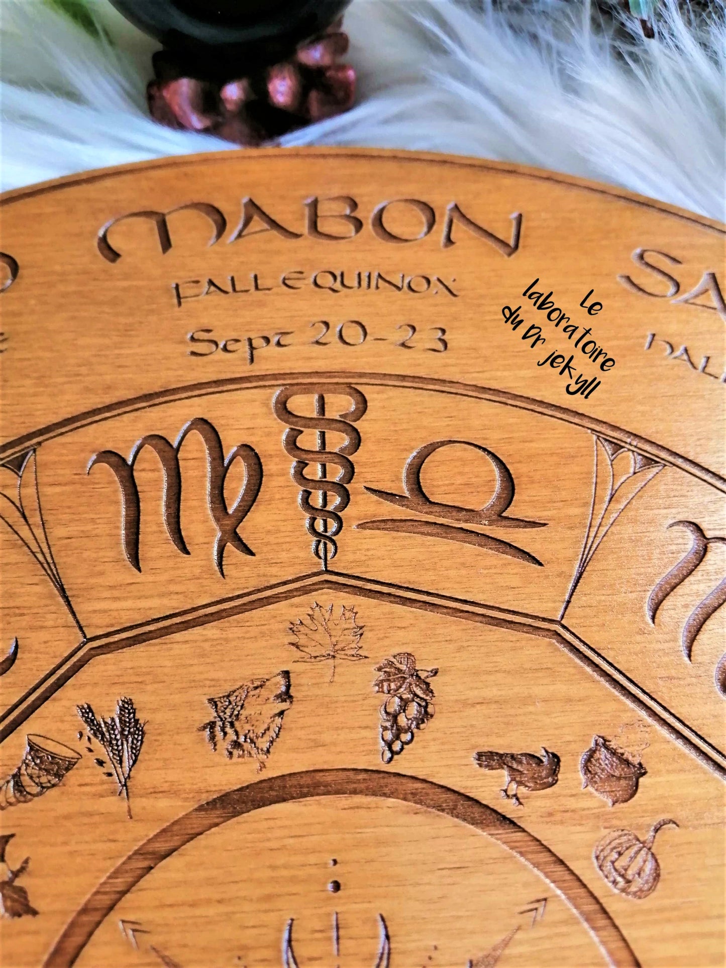 🌿 Roue de l'Année – Gravure Artisanale en Bois, Décoration Spirituelle et Ésotérique