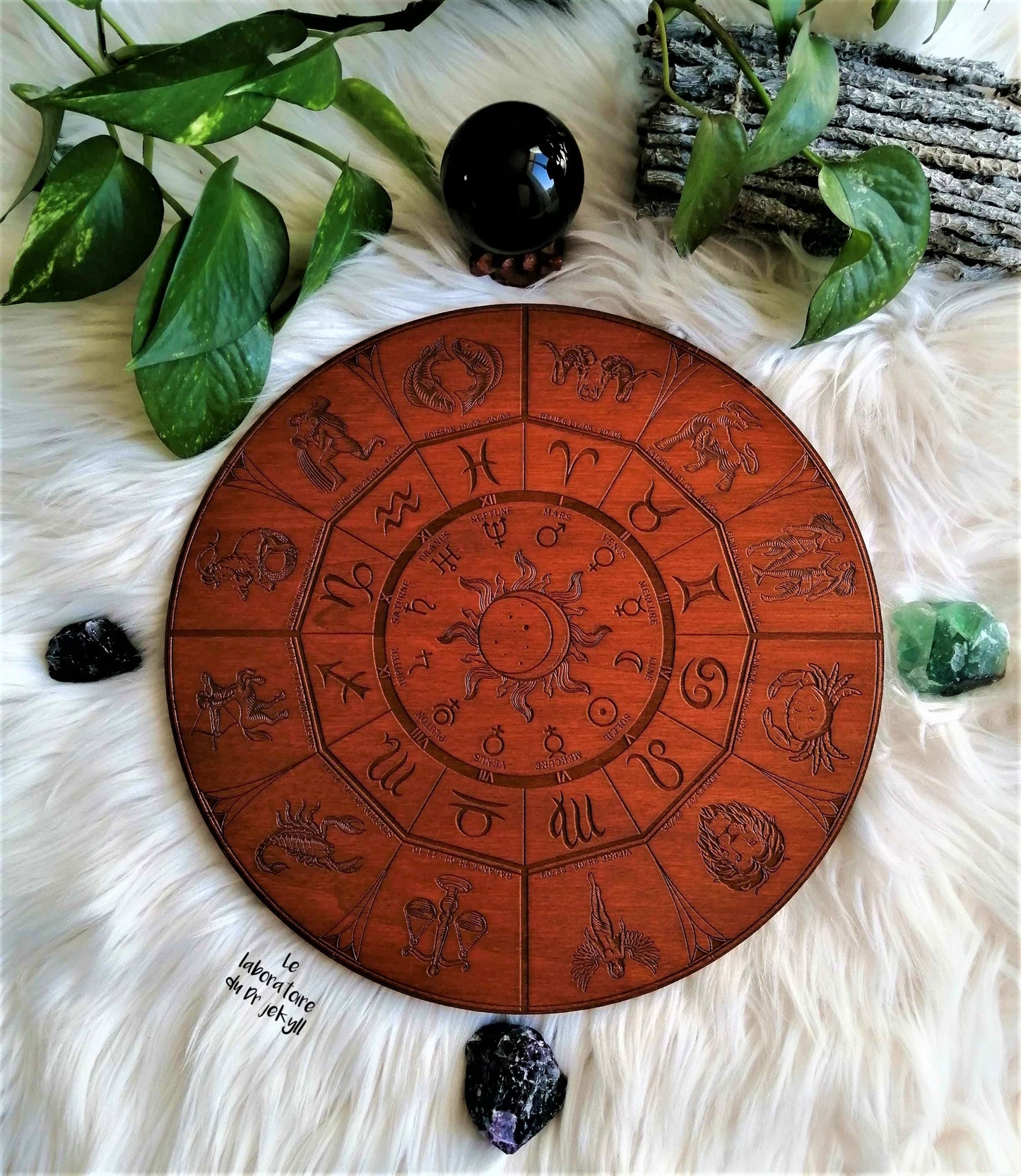 ♑ Roue du Zodiaque – Gravure Artisanale en Bois, Décoration Spirituelle et Astrologique Unique