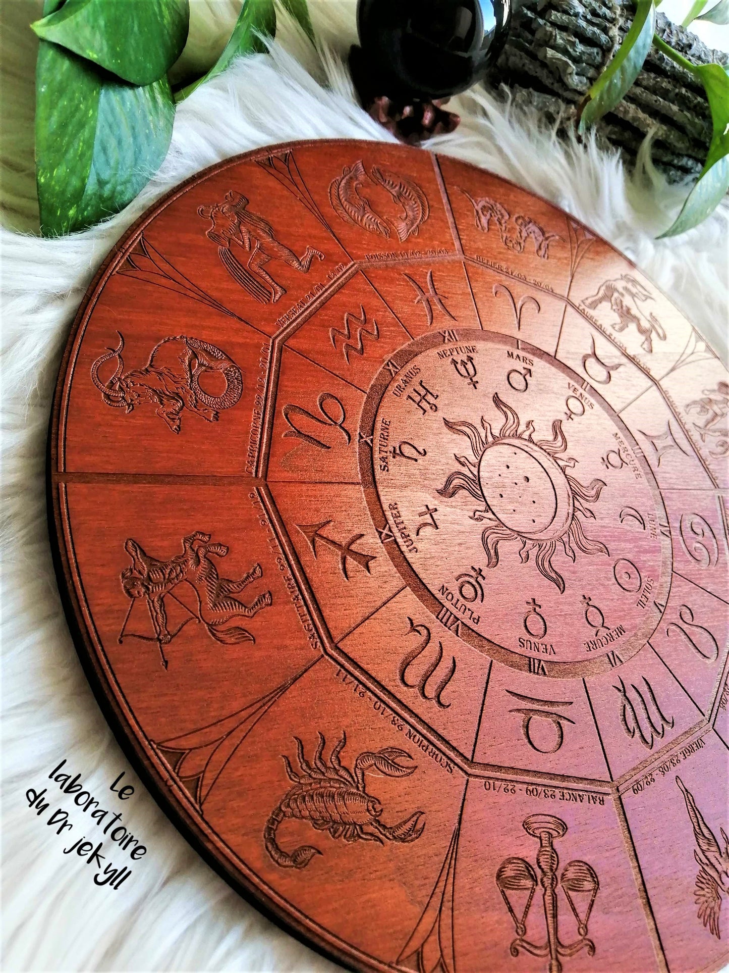 ♑ Roue du Zodiaque – Gravure Artisanale en Bois, Décoration Spirituelle et Astrologique Unique