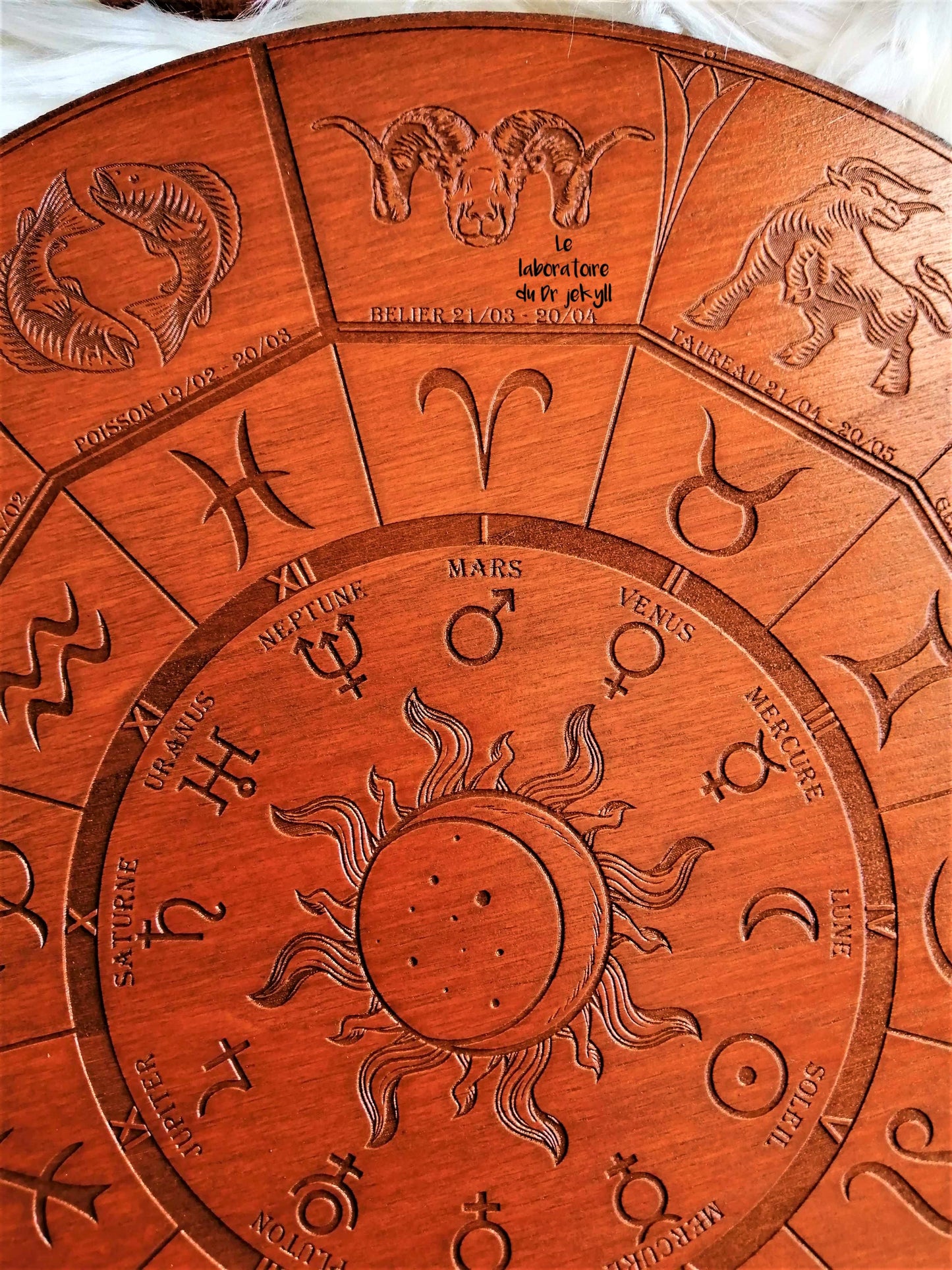 ♑ Roue du Zodiaque – Gravure Artisanale en Bois, Décoration Spirituelle et Astrologique Unique