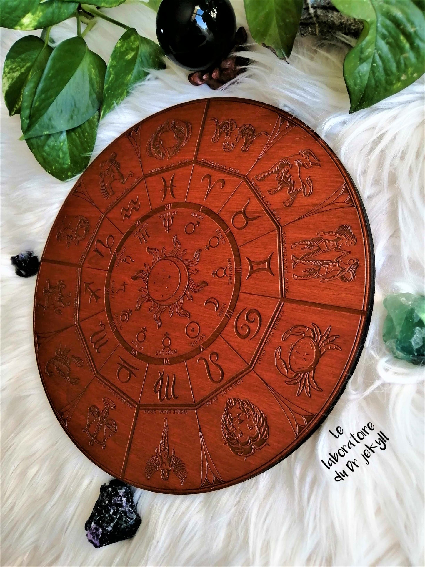 ♑ Roue du Zodiaque – Gravure Artisanale en Bois, Décoration Spirituelle et Astrologique Unique