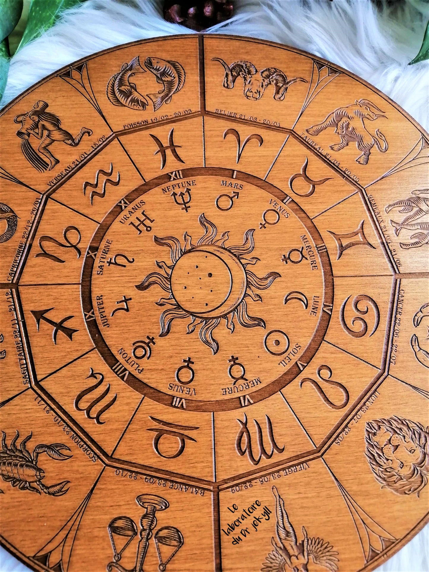 ♑ Roue du Zodiaque – Gravure Artisanale en Bois, Décoration Spirituelle et Astrologique Unique