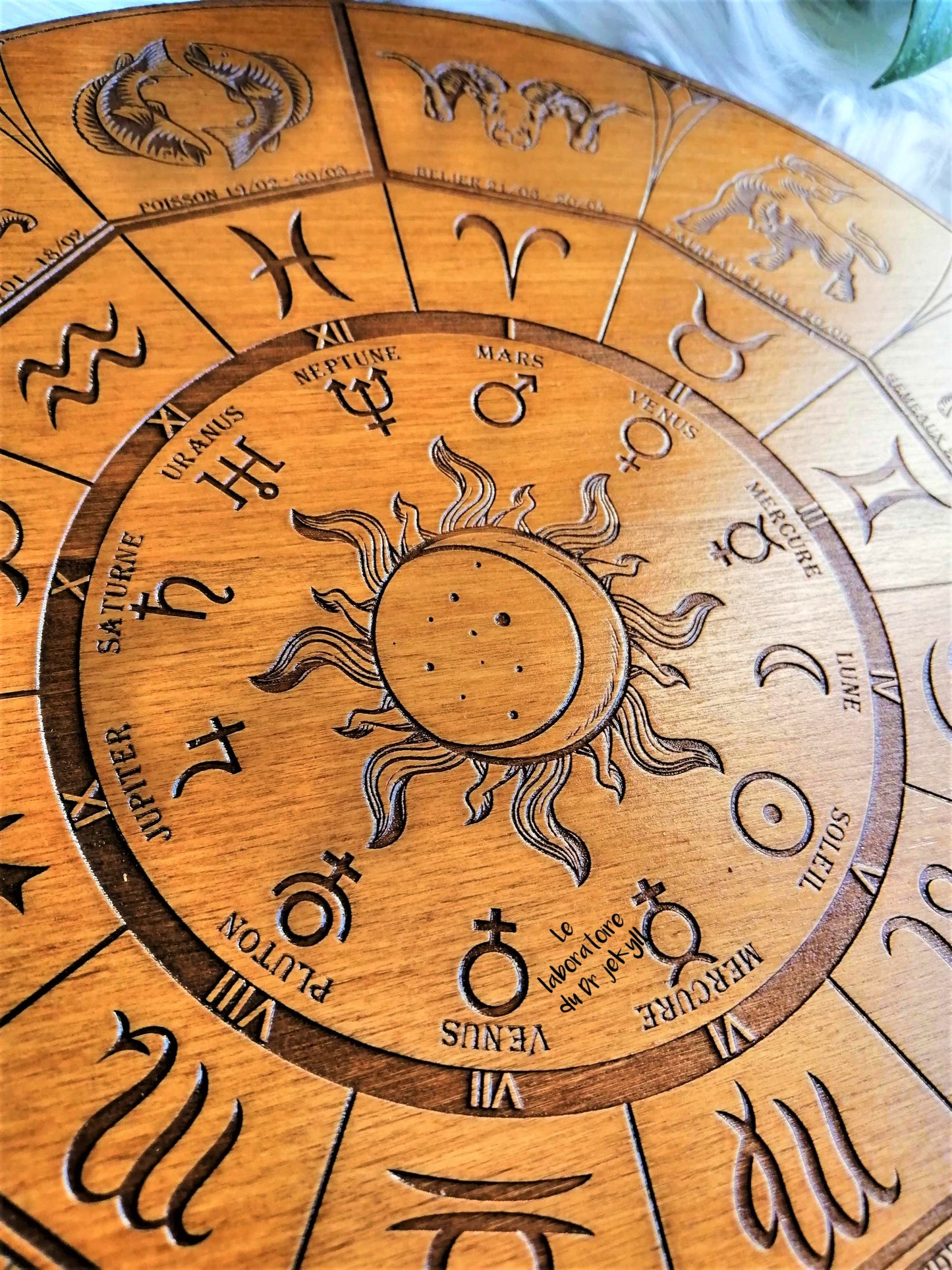 ♑ Roue du Zodiaque – Gravure Artisanale en Bois, Décoration Spirituelle et Astrologique Unique