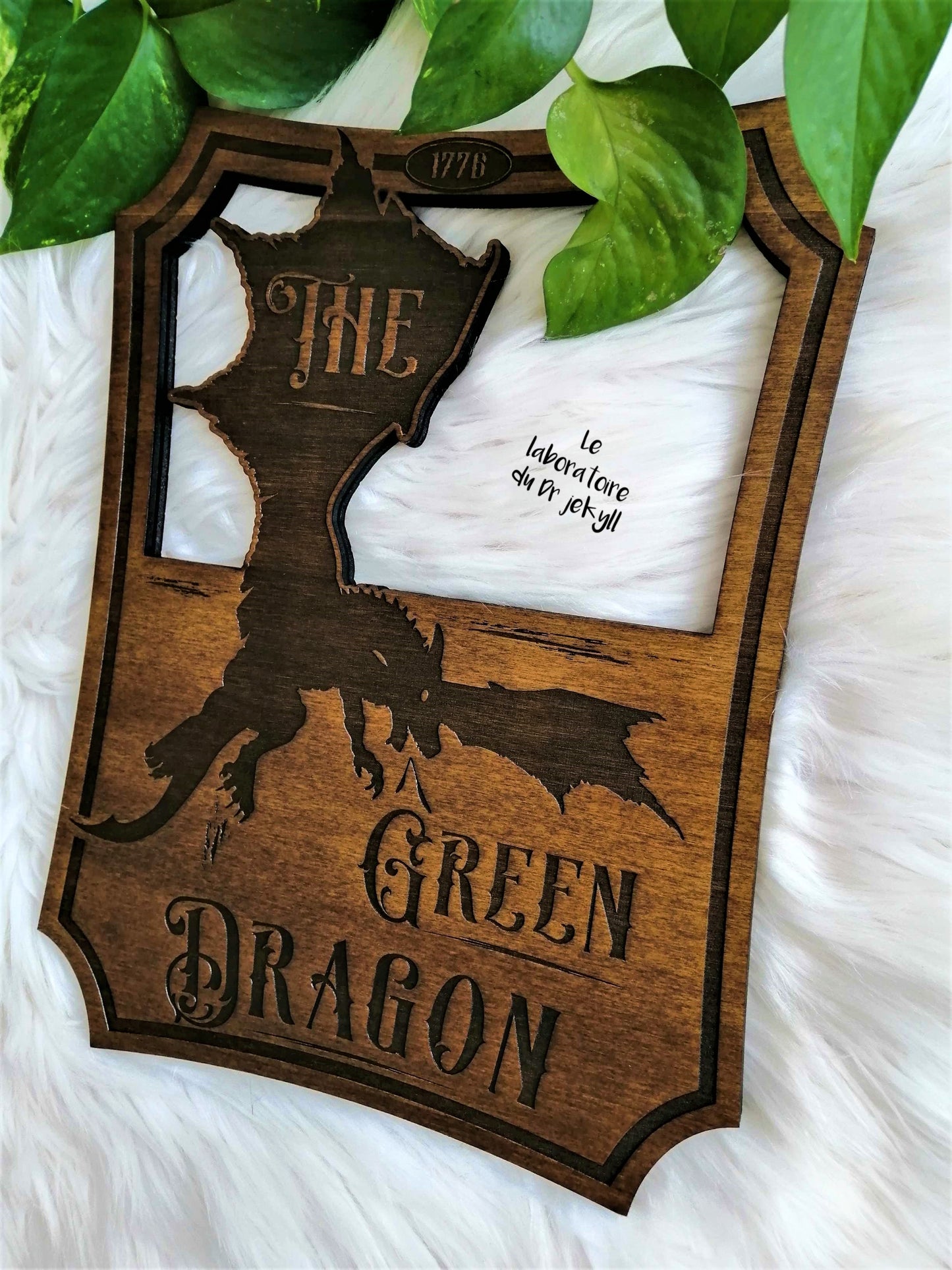 The Green Dragon, le dragon vert, gravé sur bois de qualité supérieure (33 cm x 25 cm x 1 cm). Chaque pièce est unique grâce aux aspérités et au veinage naturel du bois. Idéale pour les collectionneurs ou comme décoration dans votre pièce de vie. Vendu avec son attache murale pour une installation facile. Un objet de décoration mystique pour les passionnés d'art et de dragons