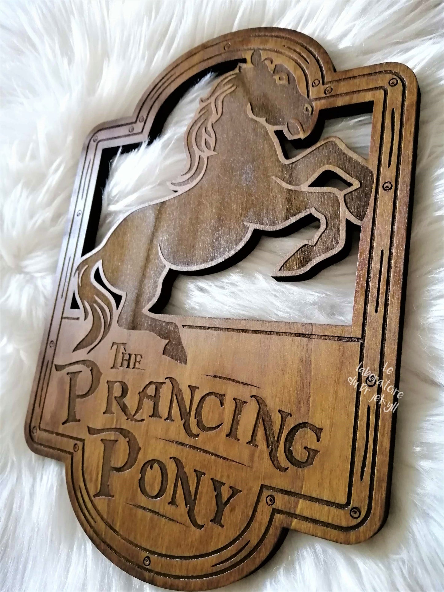 🐴 Le Poney Fringant – Gravure Artisanale en Bois, Décoration Unique et Originale