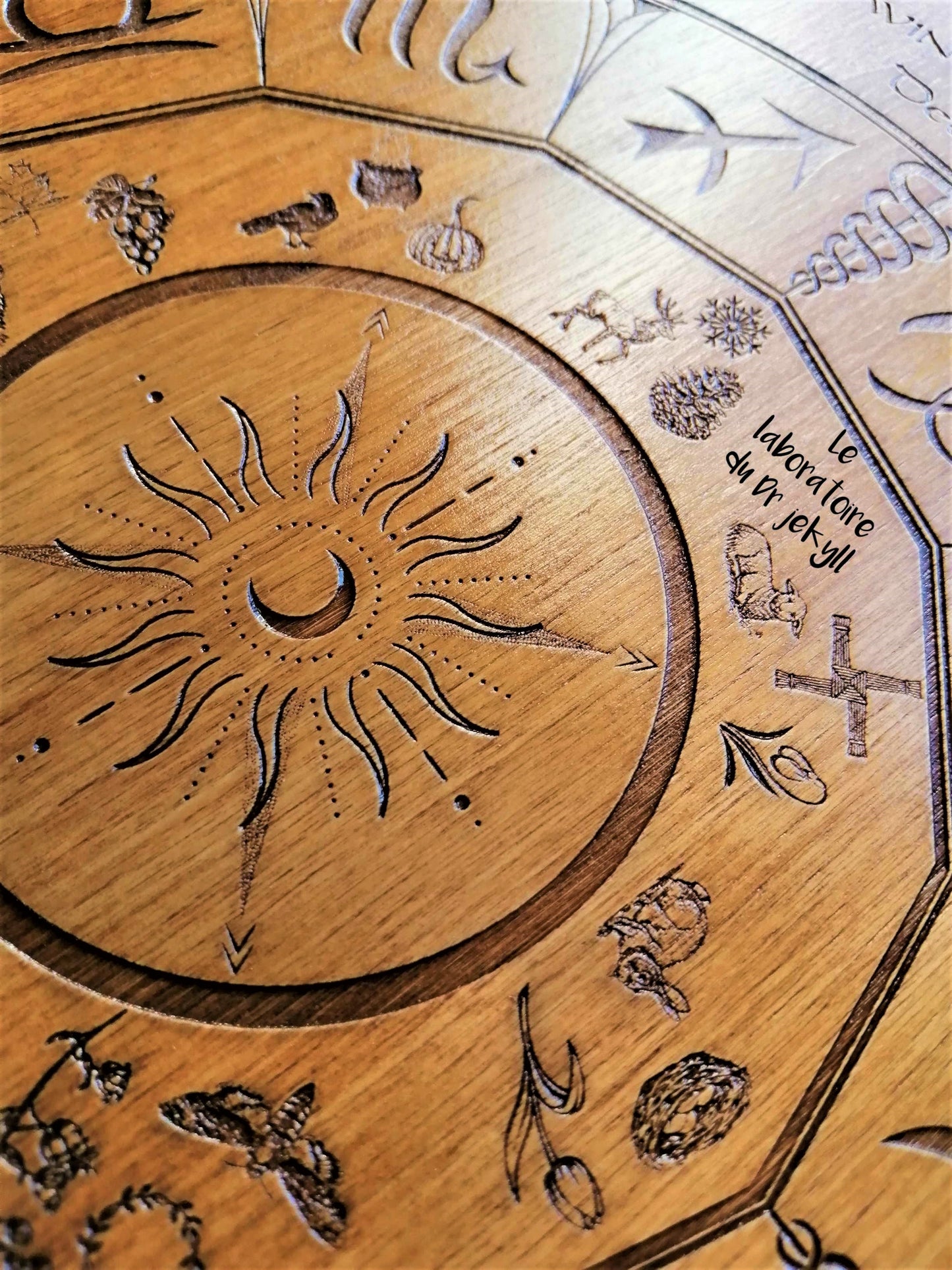 🌿 Roue de l'Année – Gravure Artisanale en Bois, Décoration Spirituelle et Ésotérique