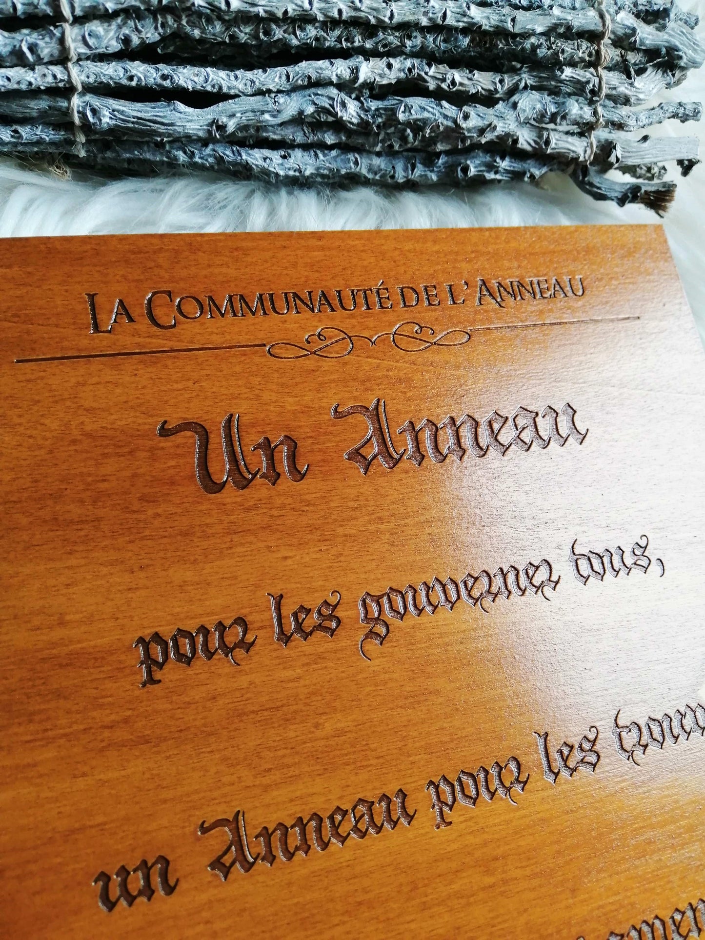 💍 La Communauté de l'Anneau – Gravure Artisanale en Bois, Décoration Épique et Unique
