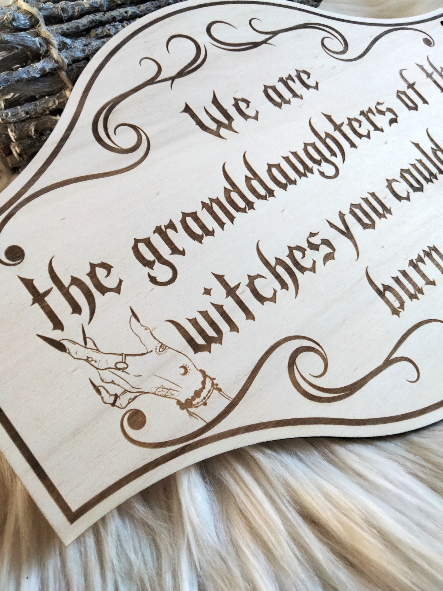 Décoration ésotérique en bois naturel, gravée avec un message puissant et symbolique. Parfait pour un intérieur witchy ou un autel spirituel.