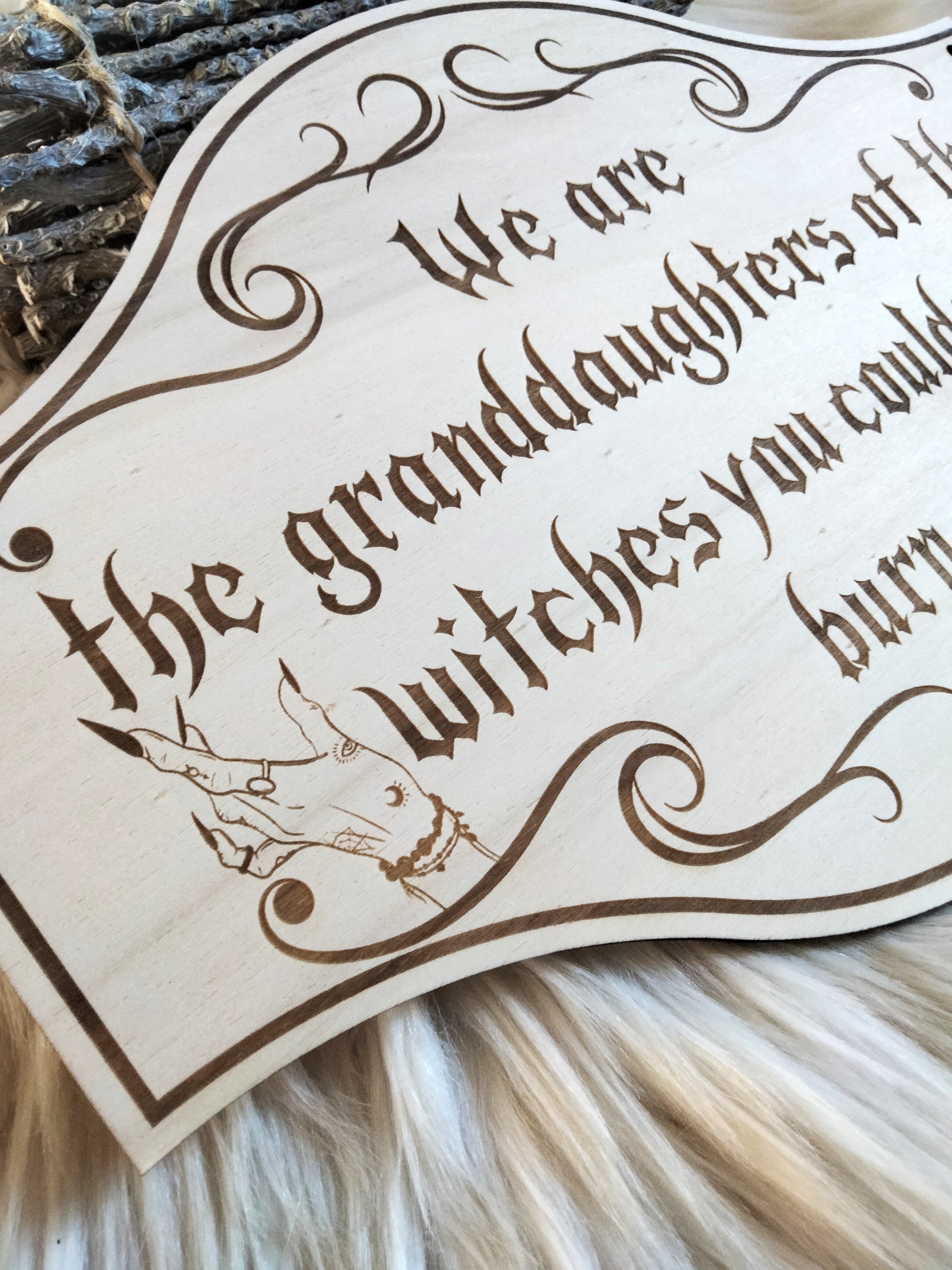 Décoration ésotérique en bois naturel, gravée avec un message puissant et symbolique. Parfait pour un intérieur witchy ou un autel spirituel.