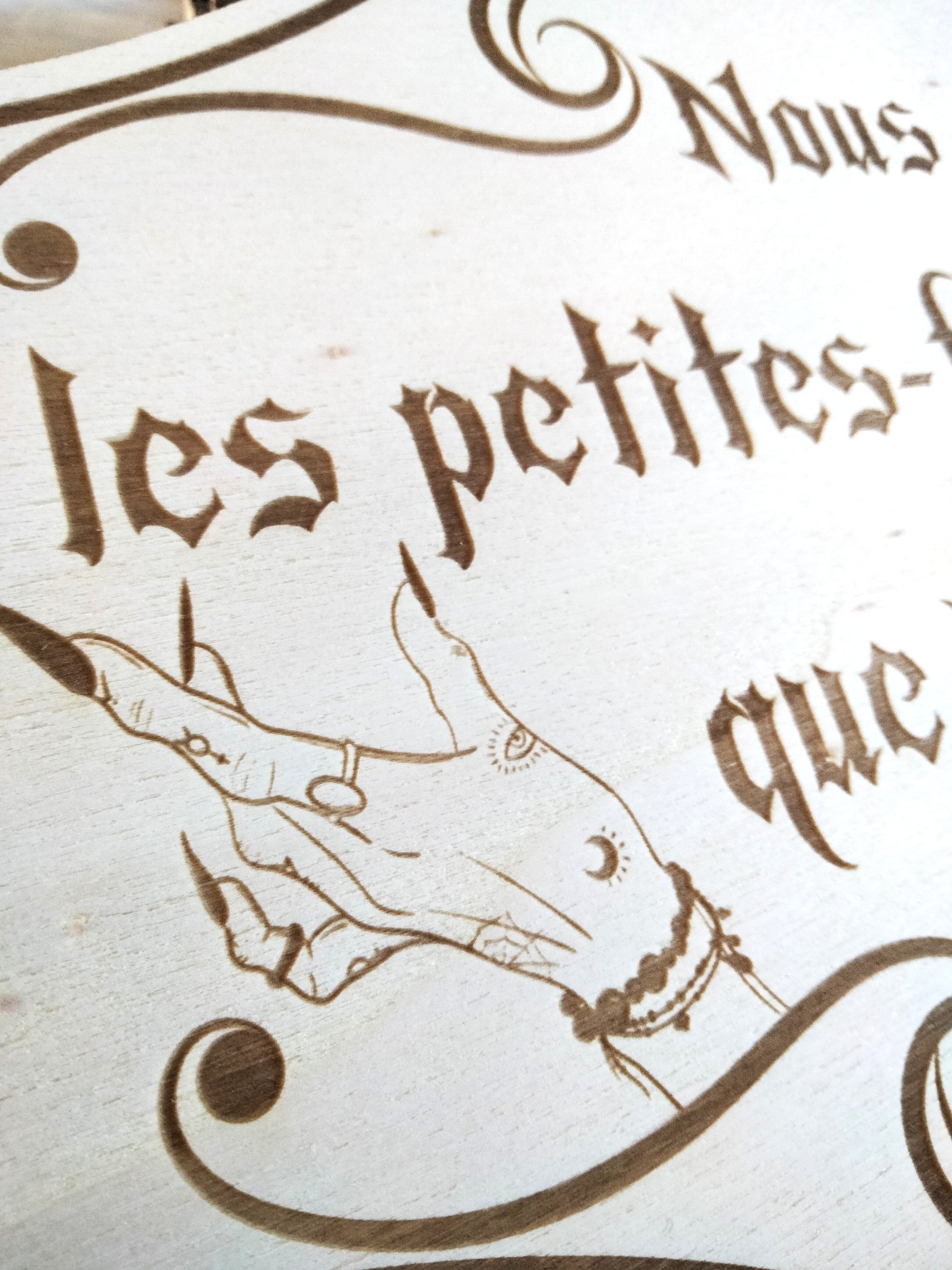 Plaque artisanale gravée au laser avec illustration de main de sorcière et petit chaudron. Un hommage à la magie, à l’intuition et à la force féminine.