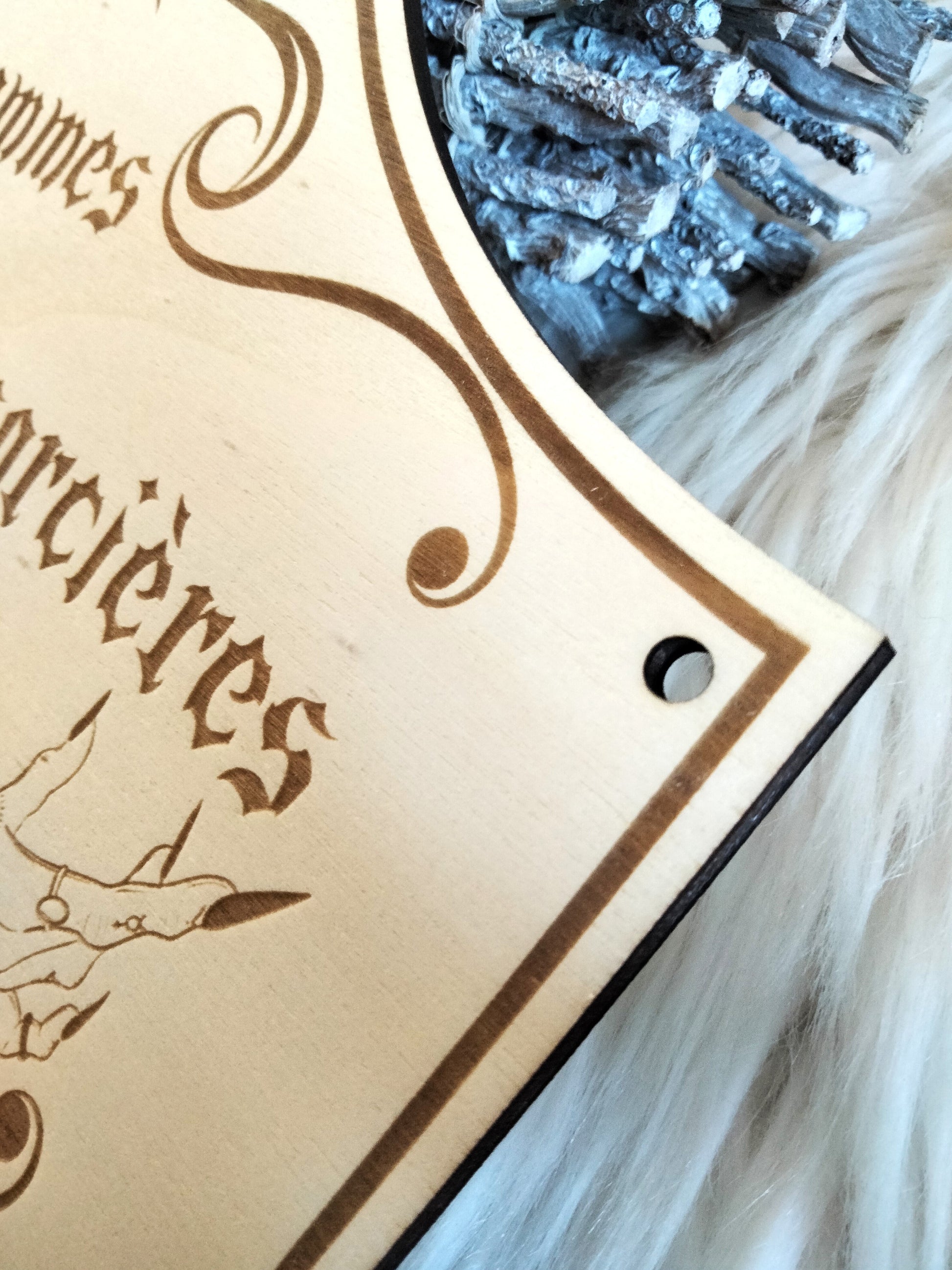 Une décoration unique pour affirmer votre univers mystique. Bois clair, détails soignés, message emblématique : un incontournable pour les sorcières modernes.