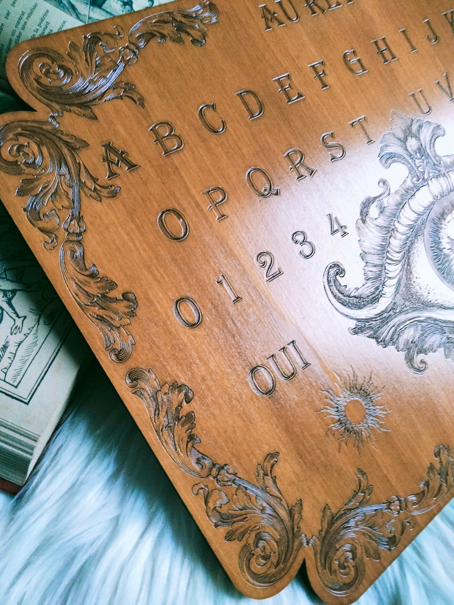 Gravure artisanale sur planche de spiritisme ésotérique