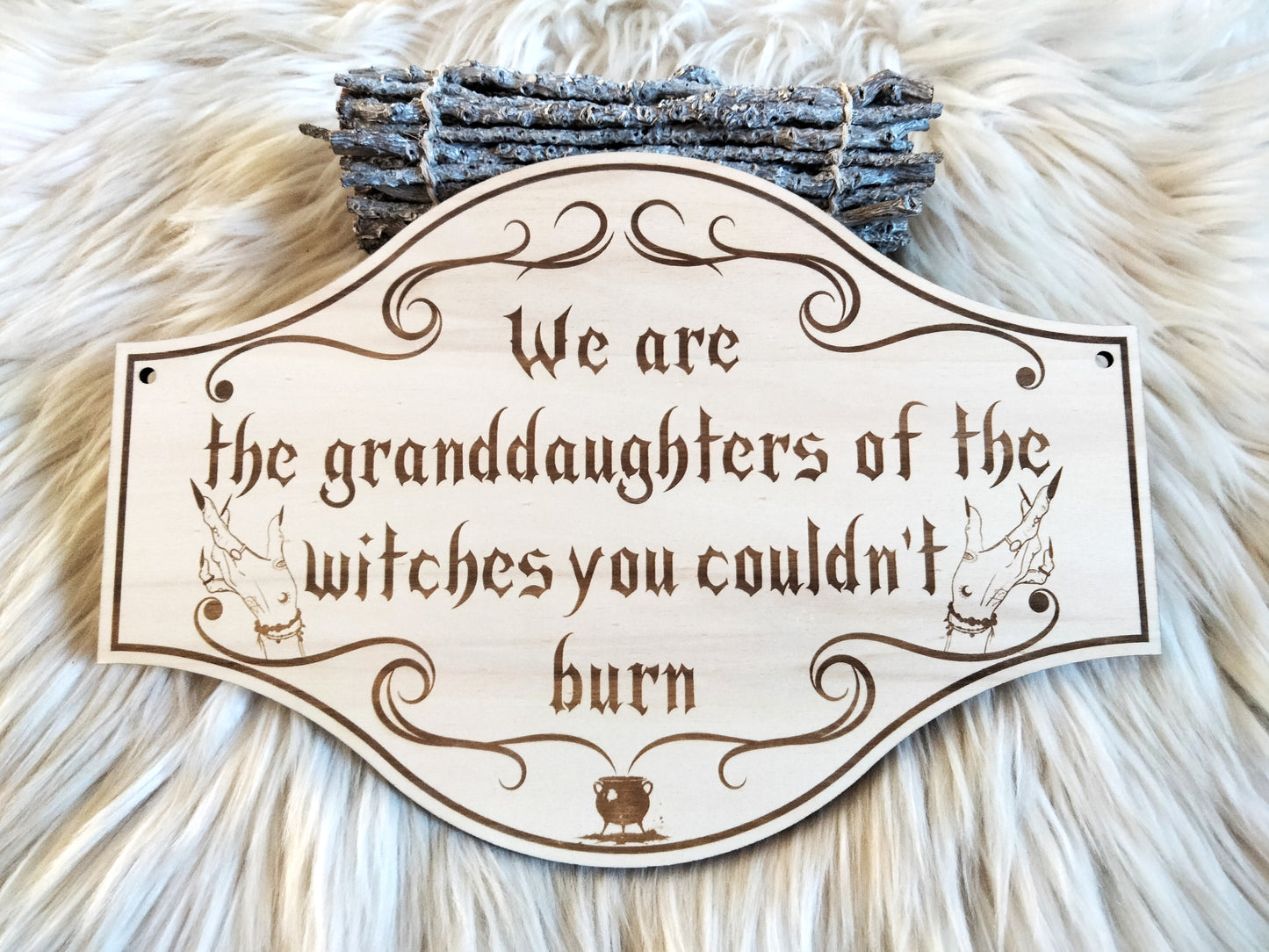 Plaque décorative en bois au design occult chic, ornée d’une main mystique et d’un chaudron. Une pièce qui affirme votre identité magique.