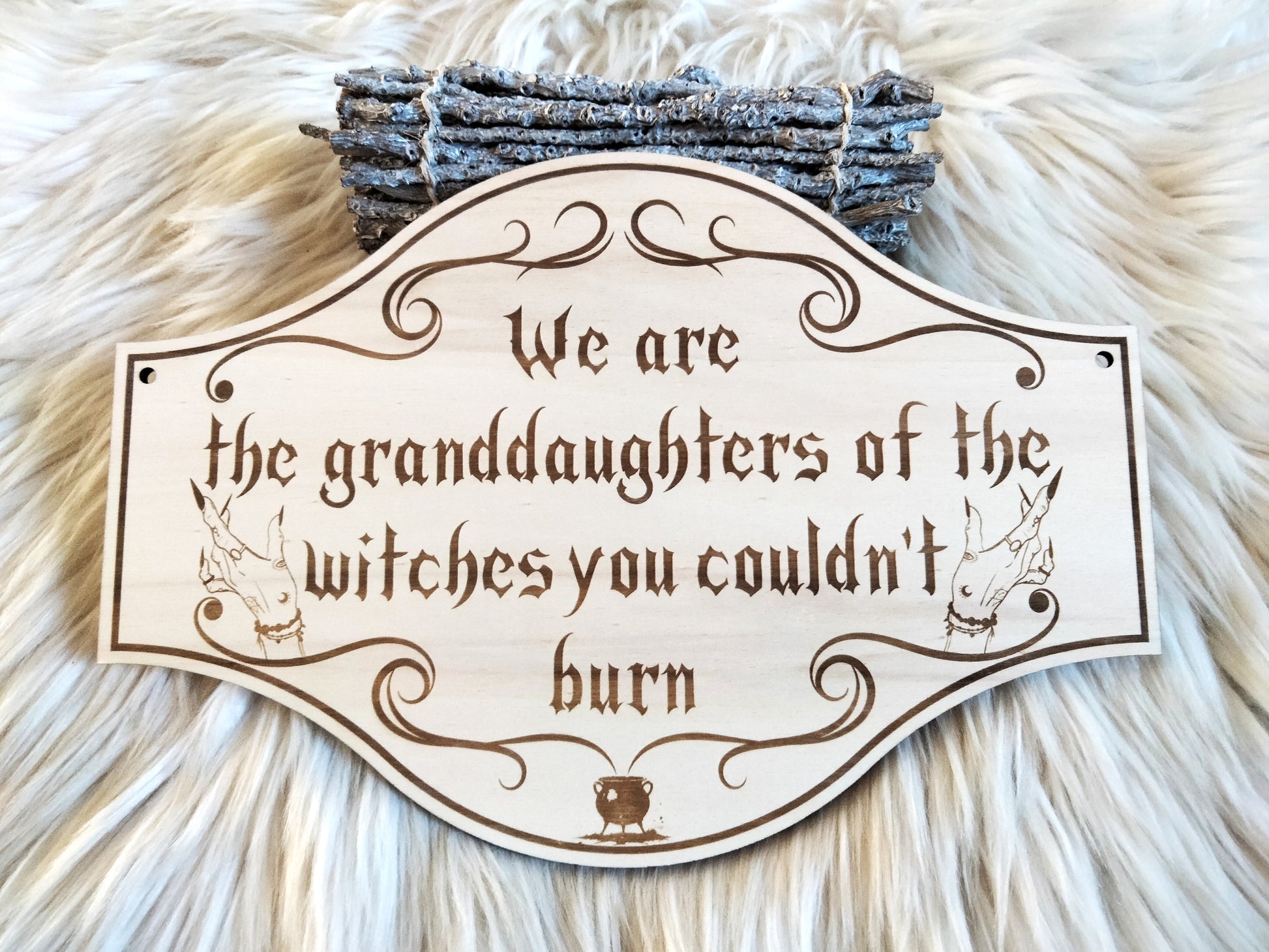 Plaque décorative en bois au design occult chic, ornée d’une main mystique et d’un chaudron. Une pièce qui affirme votre identité magique.