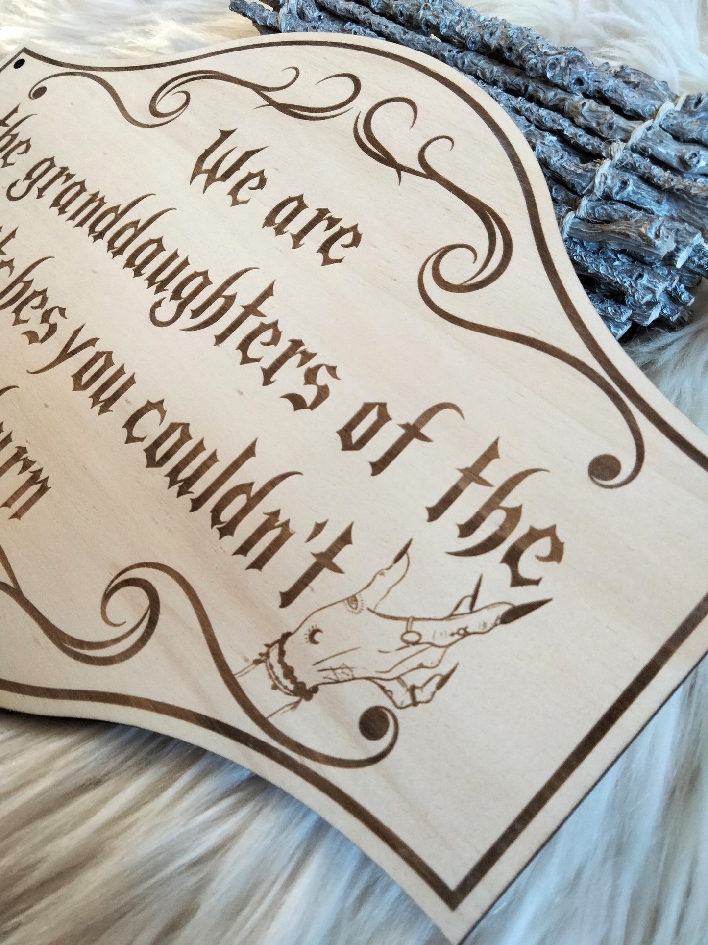 Élément décoratif Wicca idéal pour chambre, salon ou espace rituel. La citation gravée inspire puissance, héritage et spiritualité.