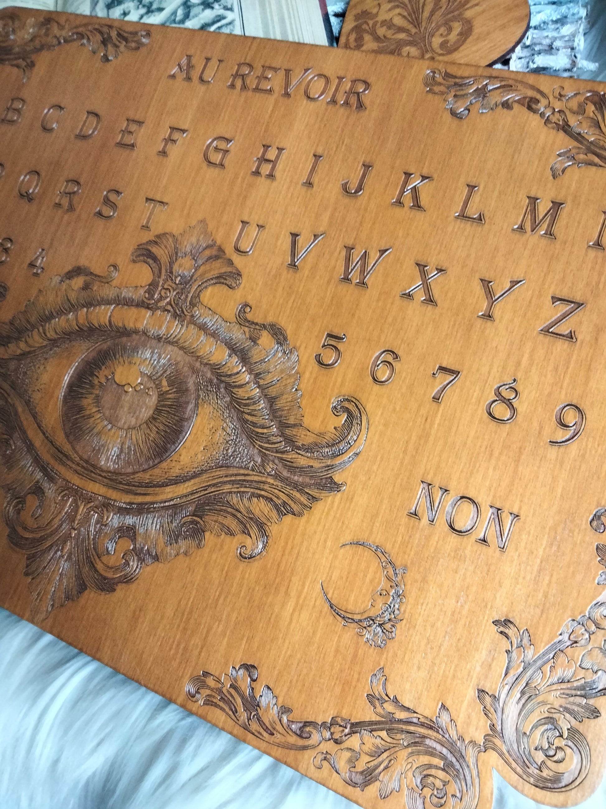 Planche Ouija gravée à la main objet de divination unique