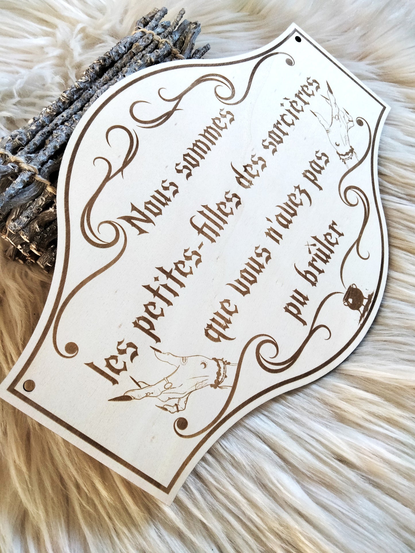Sublime plaque en bois gravé portant la célèbre citation « Nous sommes les petites-filles des sorcières que vous n’avez pas pu brûler ». Une pièce forte pour les âmes mystiques et indépendantes
